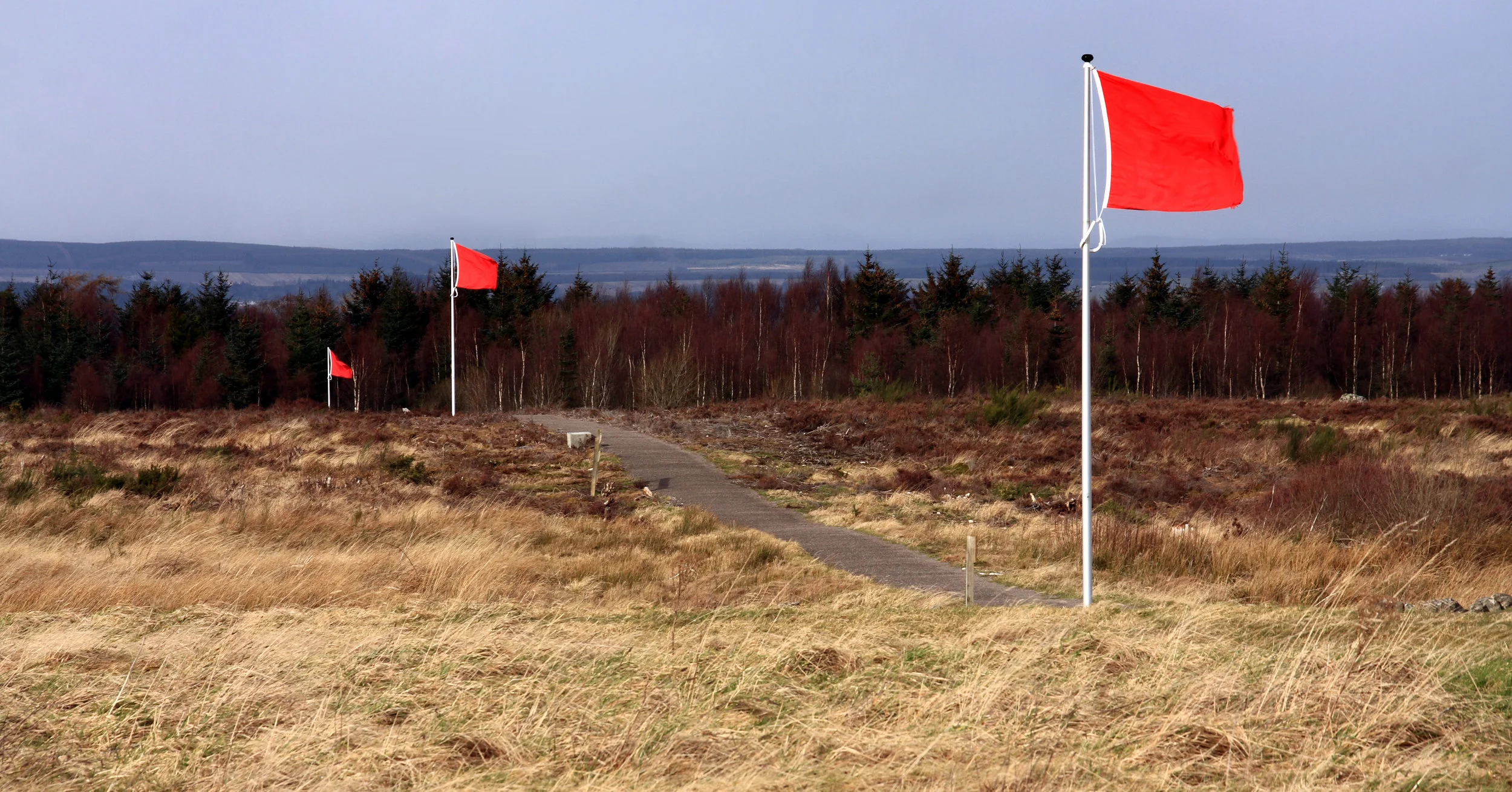 Footpaths allow visitors to walk the battlefield. Battle lines are marked with flags, red for Loyalist troops, blue for the Jacobites.