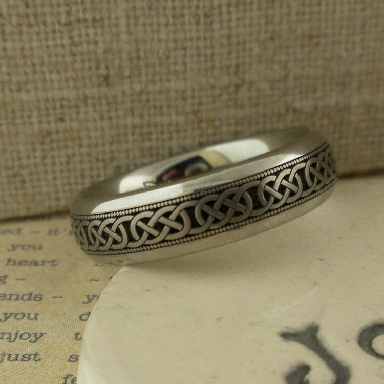 Celtic Knot Wedding Ring with Milgrain