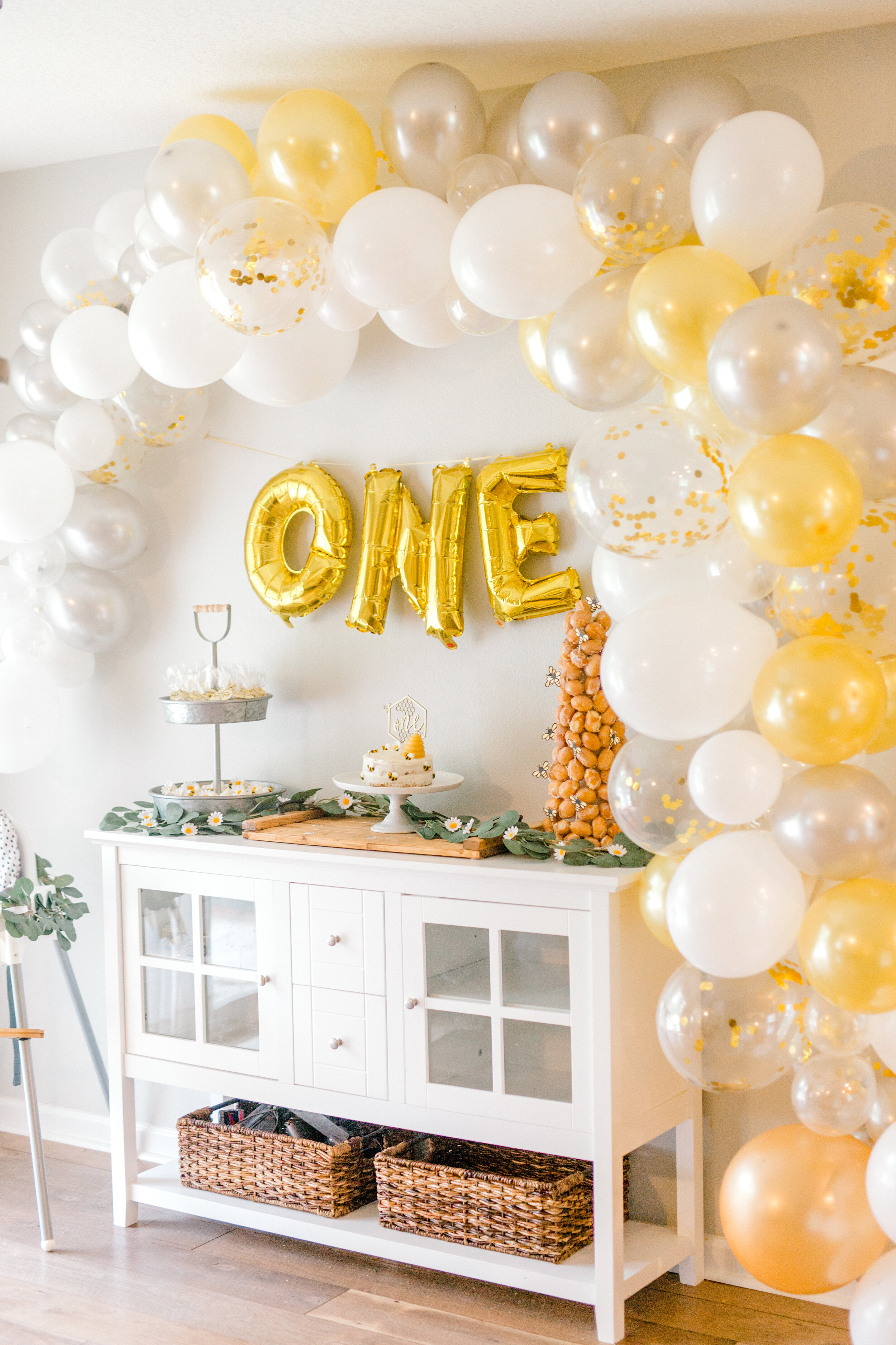 15 Cute BEE-day Party Ideas - Party with Unicorns