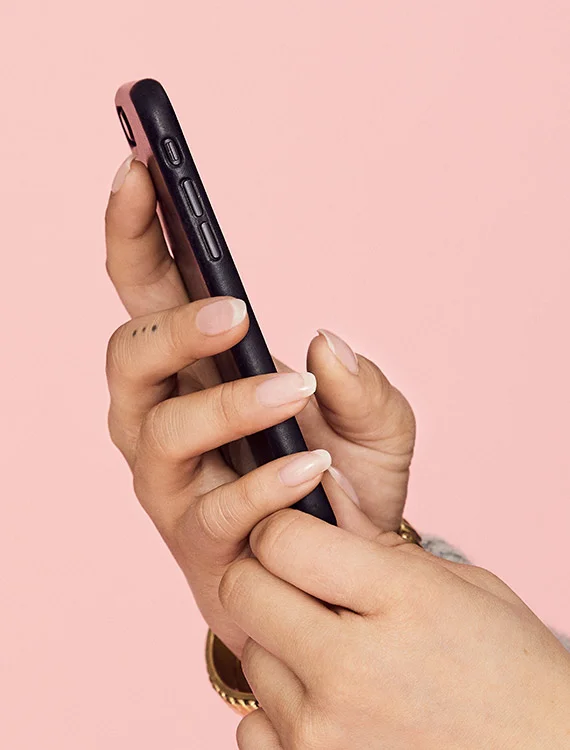 le-visible-hand-holding-phone-side.jpg