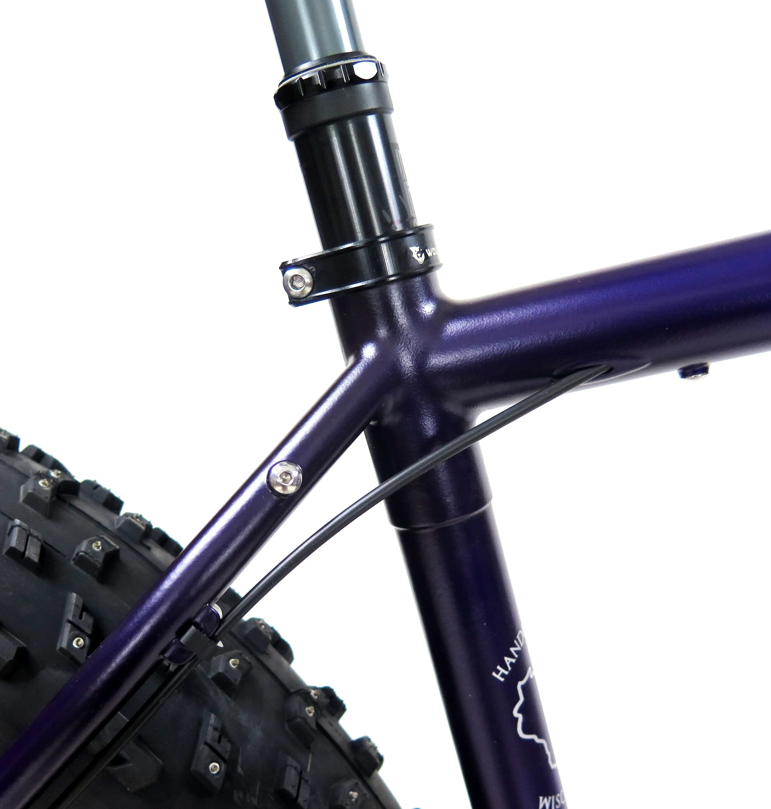  Internal routing for the rear derailleur cable through the top tube.   