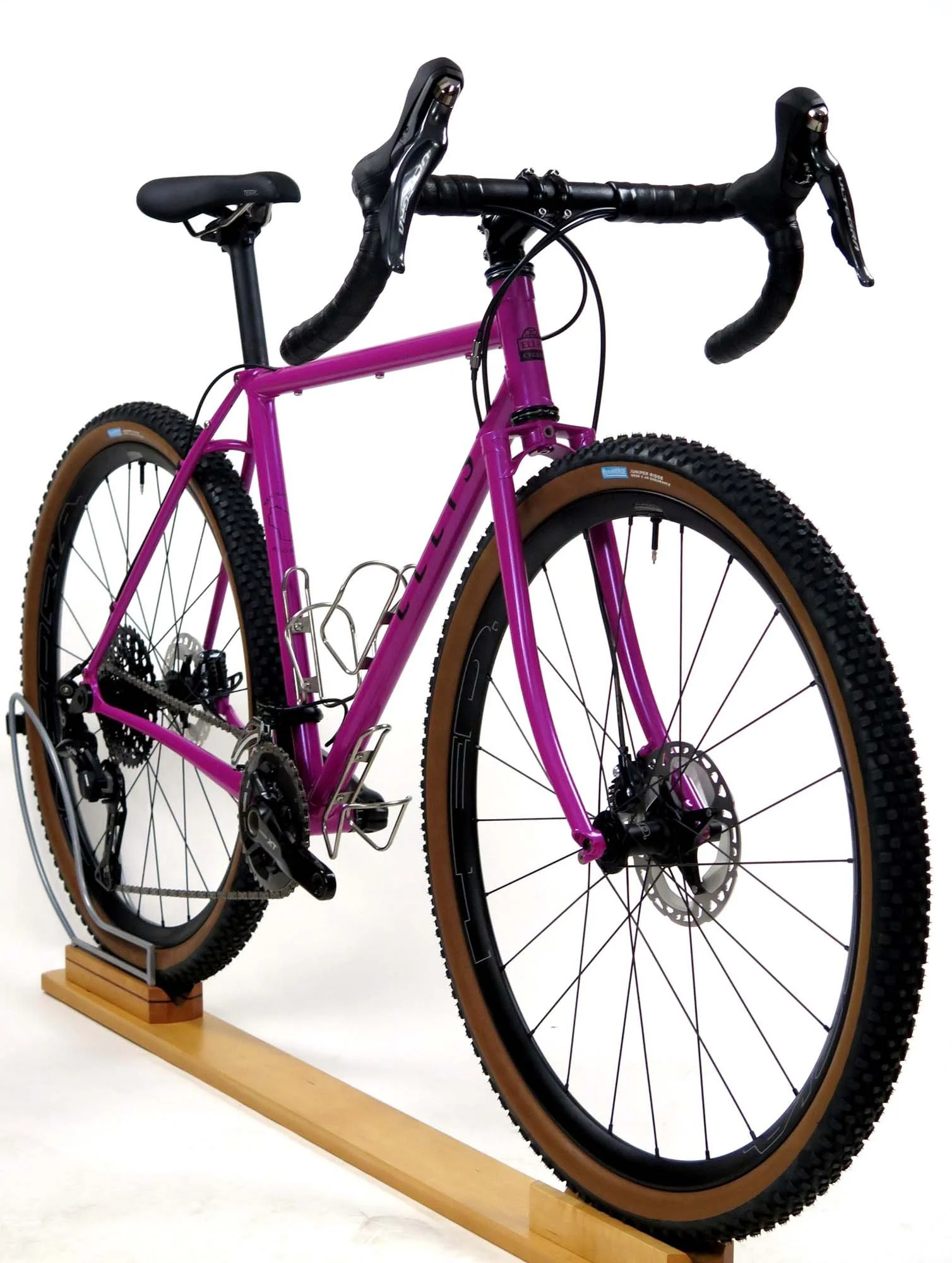  This Strada Fango is all business with it’s Rene Herse Juniper Ridge 650x48mm knobby tires.   