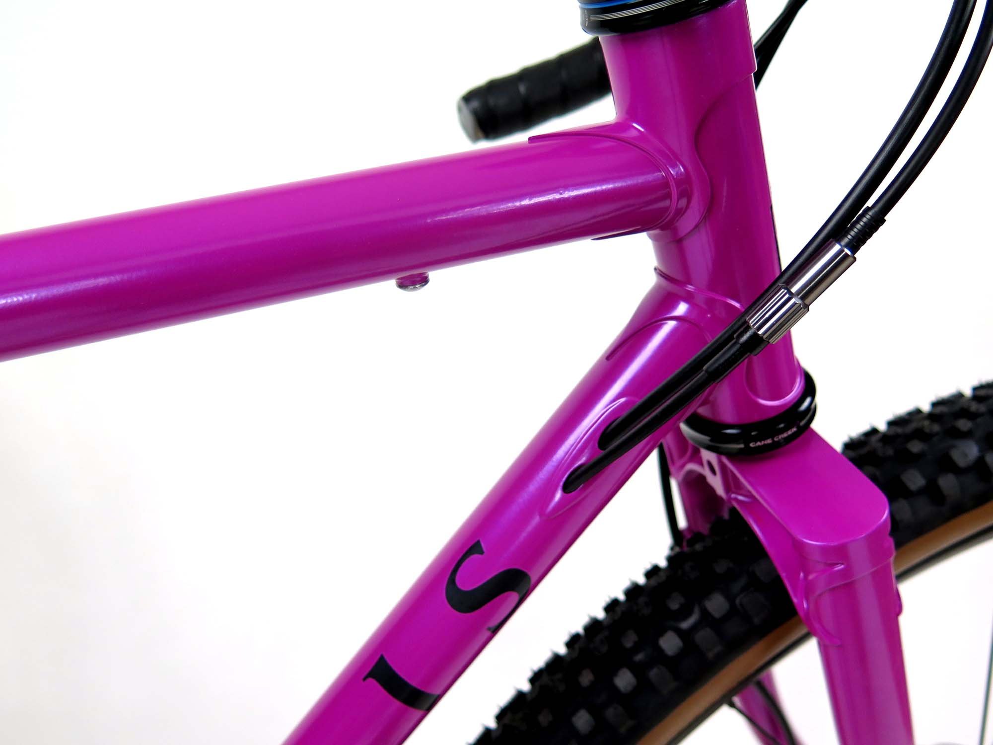  Naomi sets up her brakes Euro style (right hand front brake) so I switched the internal port over to the driveside so the cable housing loops away from the head tube.    