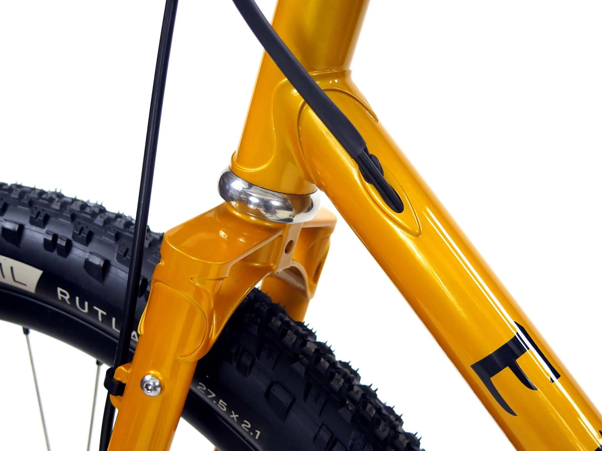  The Pacenti MTB crown easily clears the fat tires up front, and the cables are neatly routed along the fork and into the down tube.   