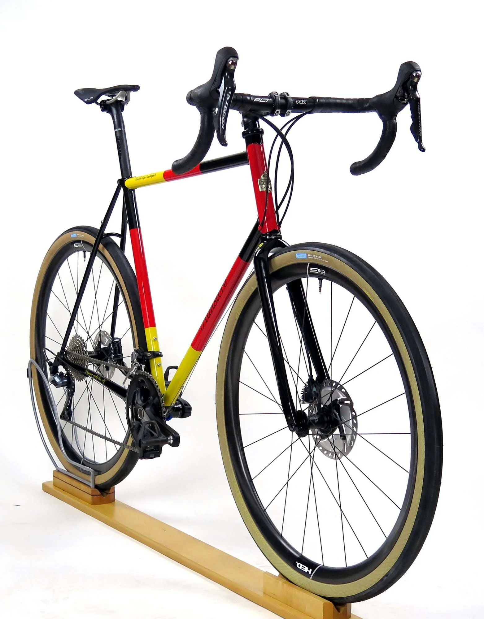  The Rene Herse Barlow Pass 700x38mm tires mean this Strada Fango can conquer the dirt, and rolls super smooth on the road!   