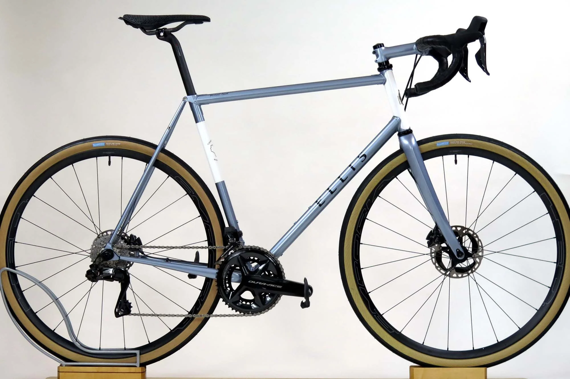  Michael chose a two-tone Domestique finish with my Metallic Sea Blue and a white head tube and seat tube panel. The extra tire clearance is put to good use with the Rene Herse Barlow Pass 38mm tires, and a Dura Ace 12-speed Di2 group keeps things ru