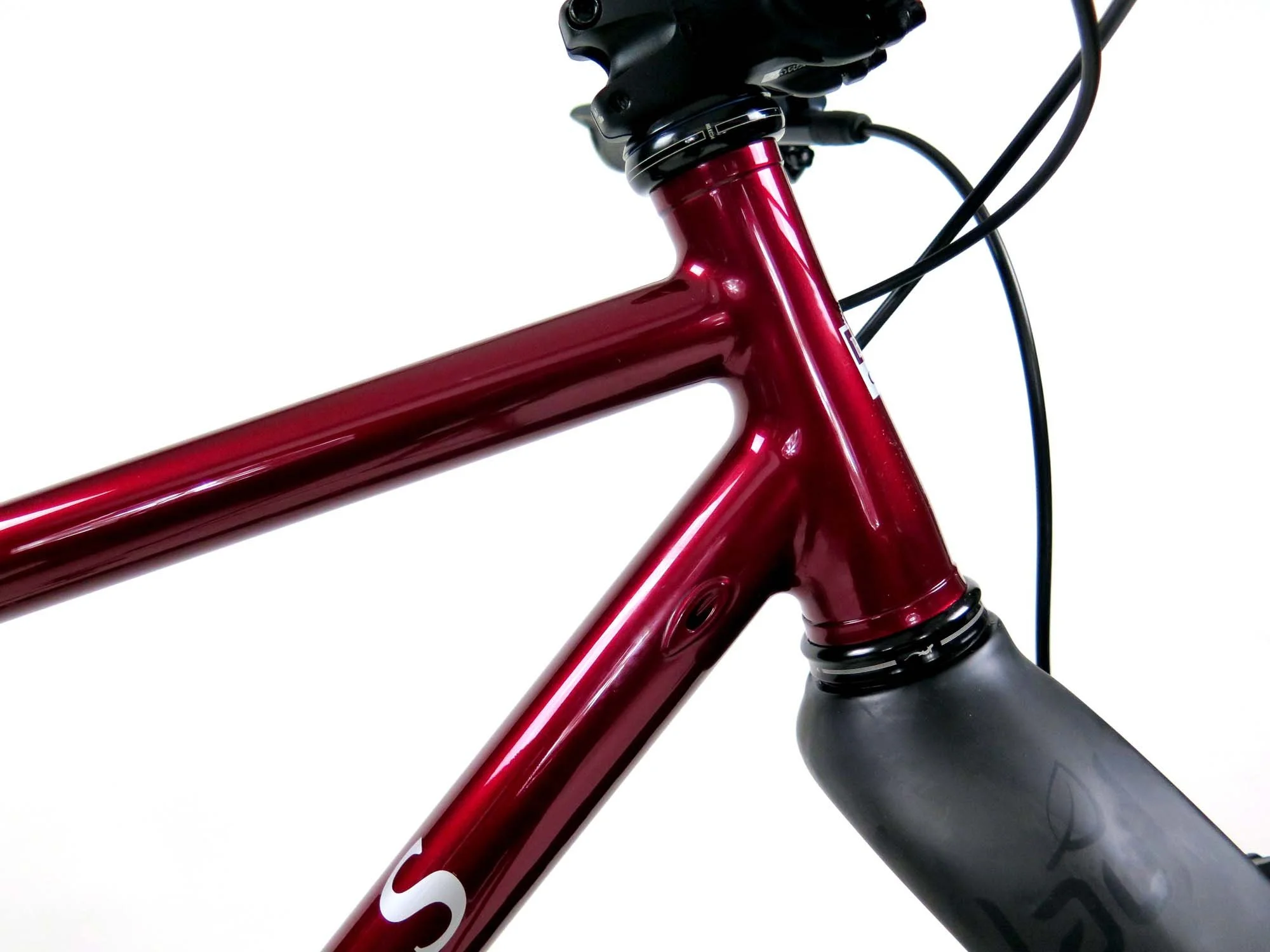  Tapered headtube and luscious fillets up front.  The lonely internal on the downtube is for a dropper post, which amazingly was backordered!  It’s on there now.   