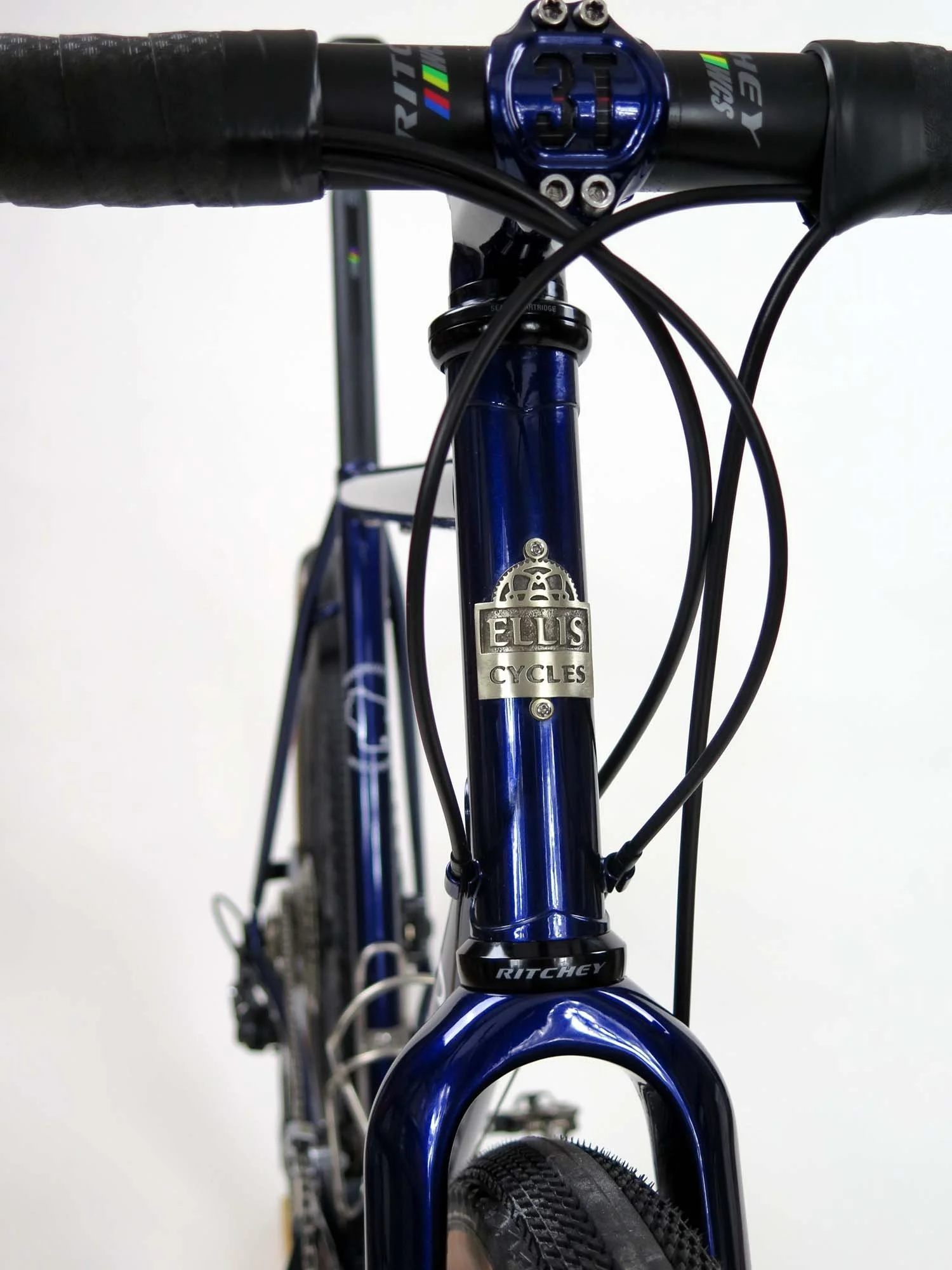  All the cables loop gracefully around the head tube on the way to their destinations.   