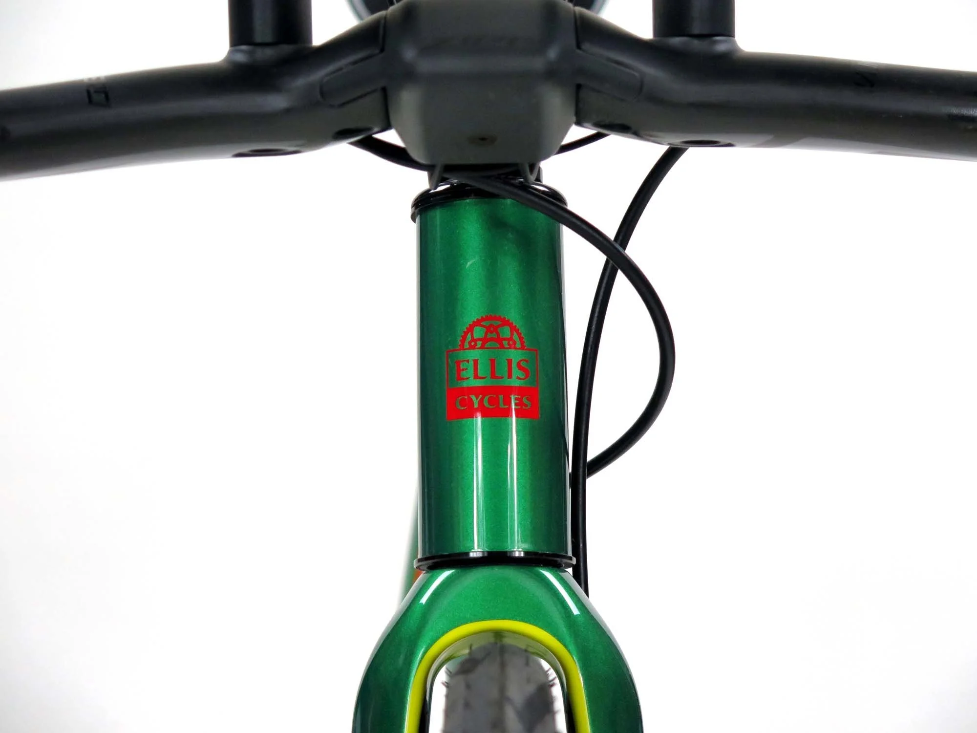  The red head tube logo and stem mimic the frog’s red eyes.   