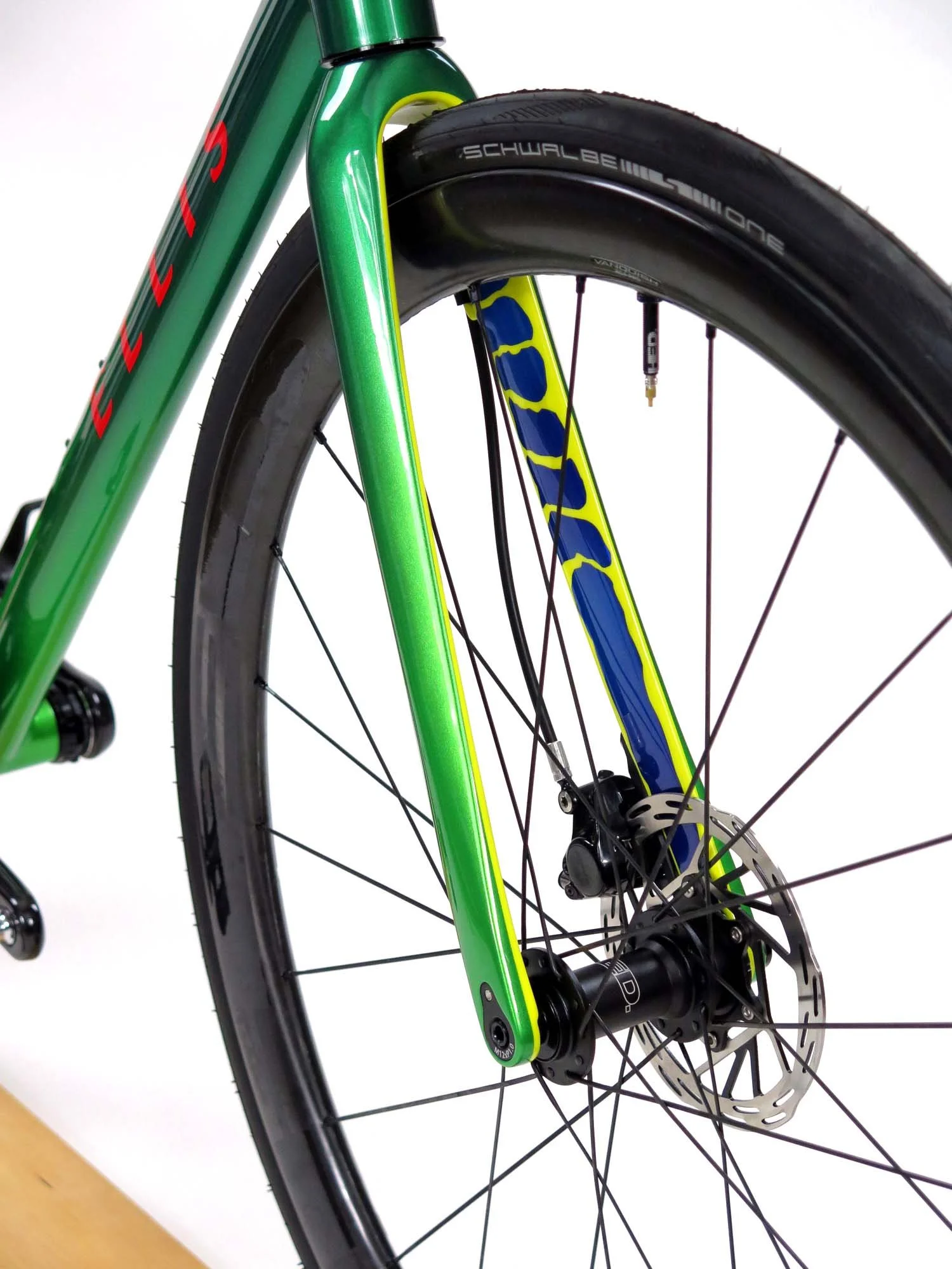  The tree frogs have this blue/yellow markings on their sides, Velocolour added it inside the fork legs on this Ritchey Carbon Road fork.   