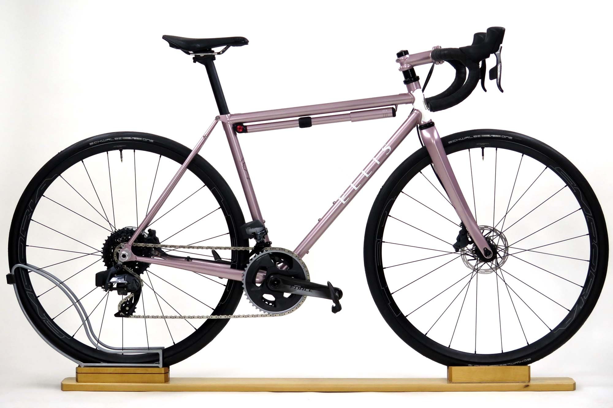  Jill’s Strada Fango was a special project with some custom hand carved lugs and a Silca frame pump painted to match her Domestique Champagne paint job.  SRAM Force AXS parts and HED Emporia GA Pro wheels keep things rolling.   