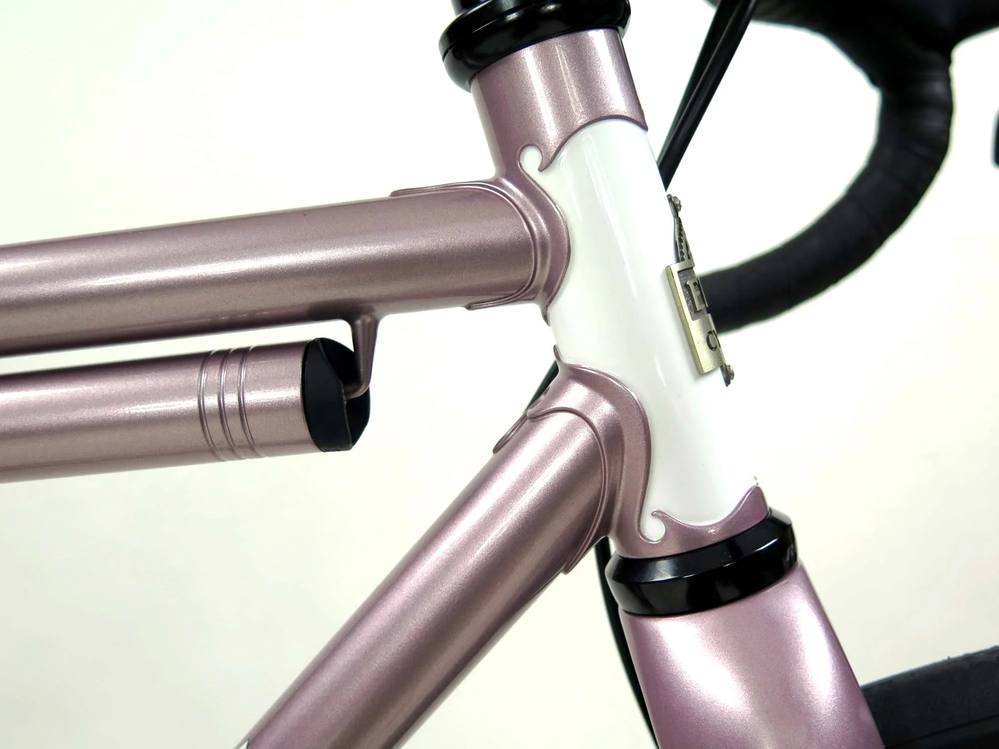  Lug details on the sides of both head lugs are highlighted by the contrasting white head tube.   