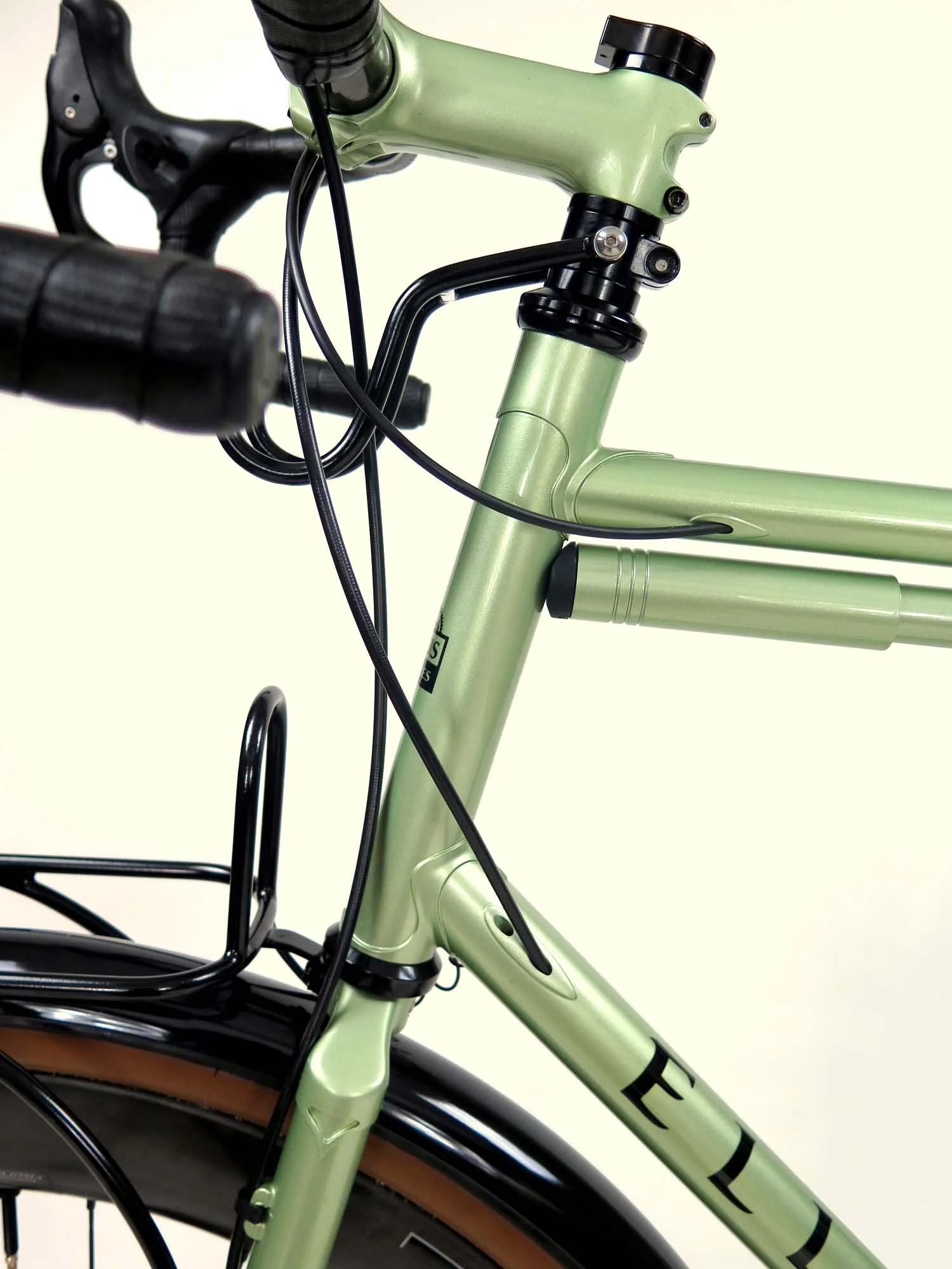  Another look at the decaleur and the internal routing for the rear derailleur (top tube) and the rear brake (down tube).   