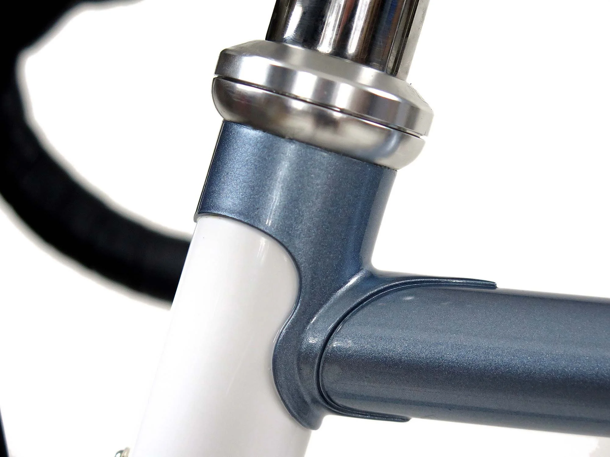  Even though Jon’s Strada Fango has the most modern parts, that doesn’t mean it can’t look super classic with the contrasting head tube and Ritchey Classic headset.   