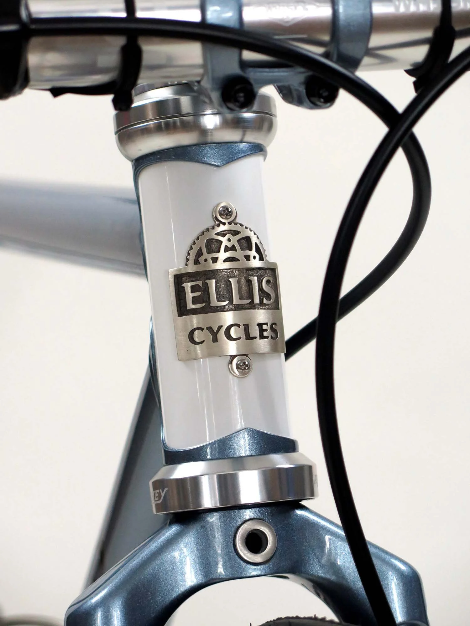  The Ellis headbadge looks great on the contrasting white headtube with the silver Ritchey Classic headset.   
