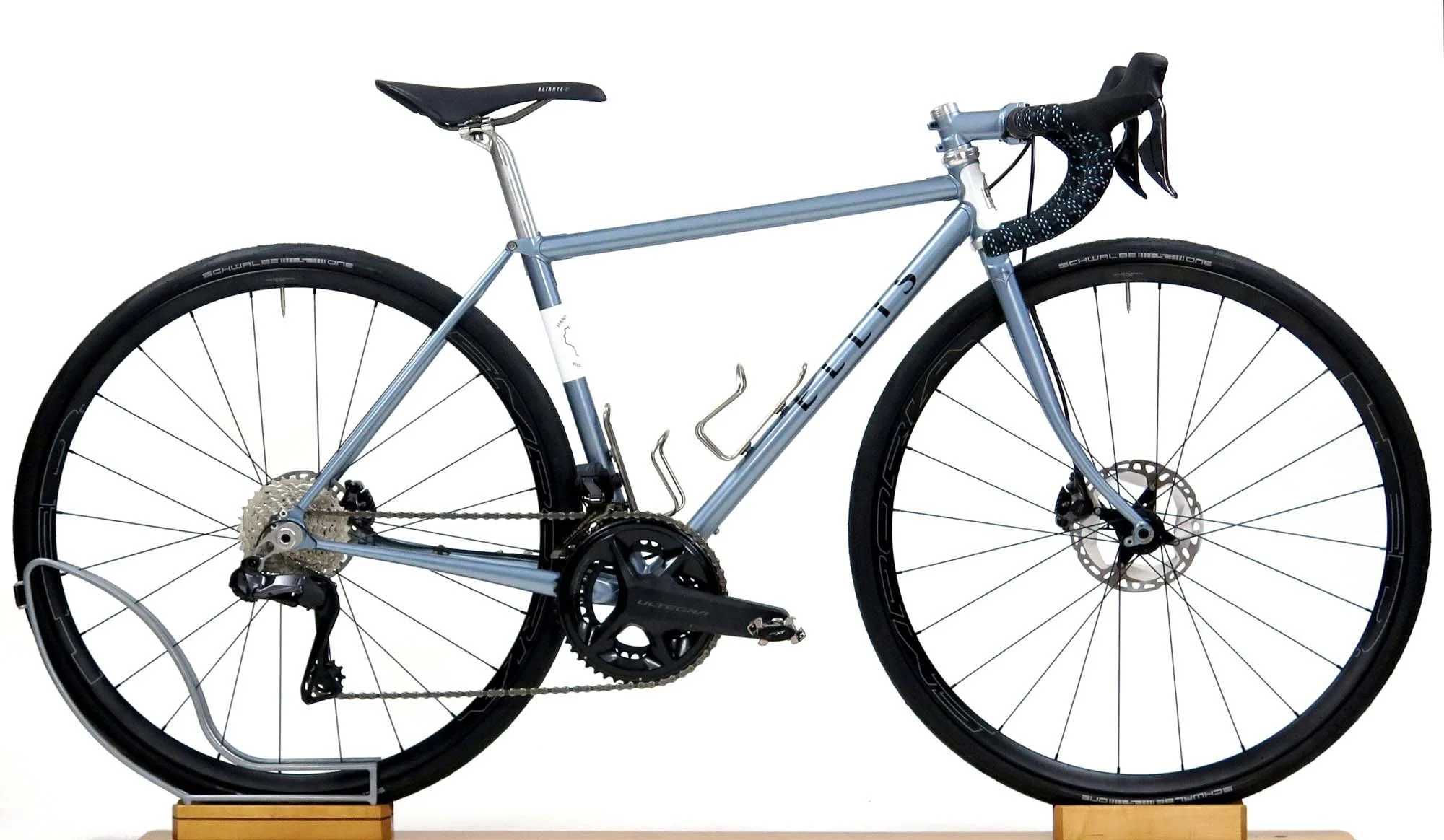  I love the way this one turned out, it’s quite small with a 43cm seat tube, but it looks properly balanced even with 700x30 wheels.   