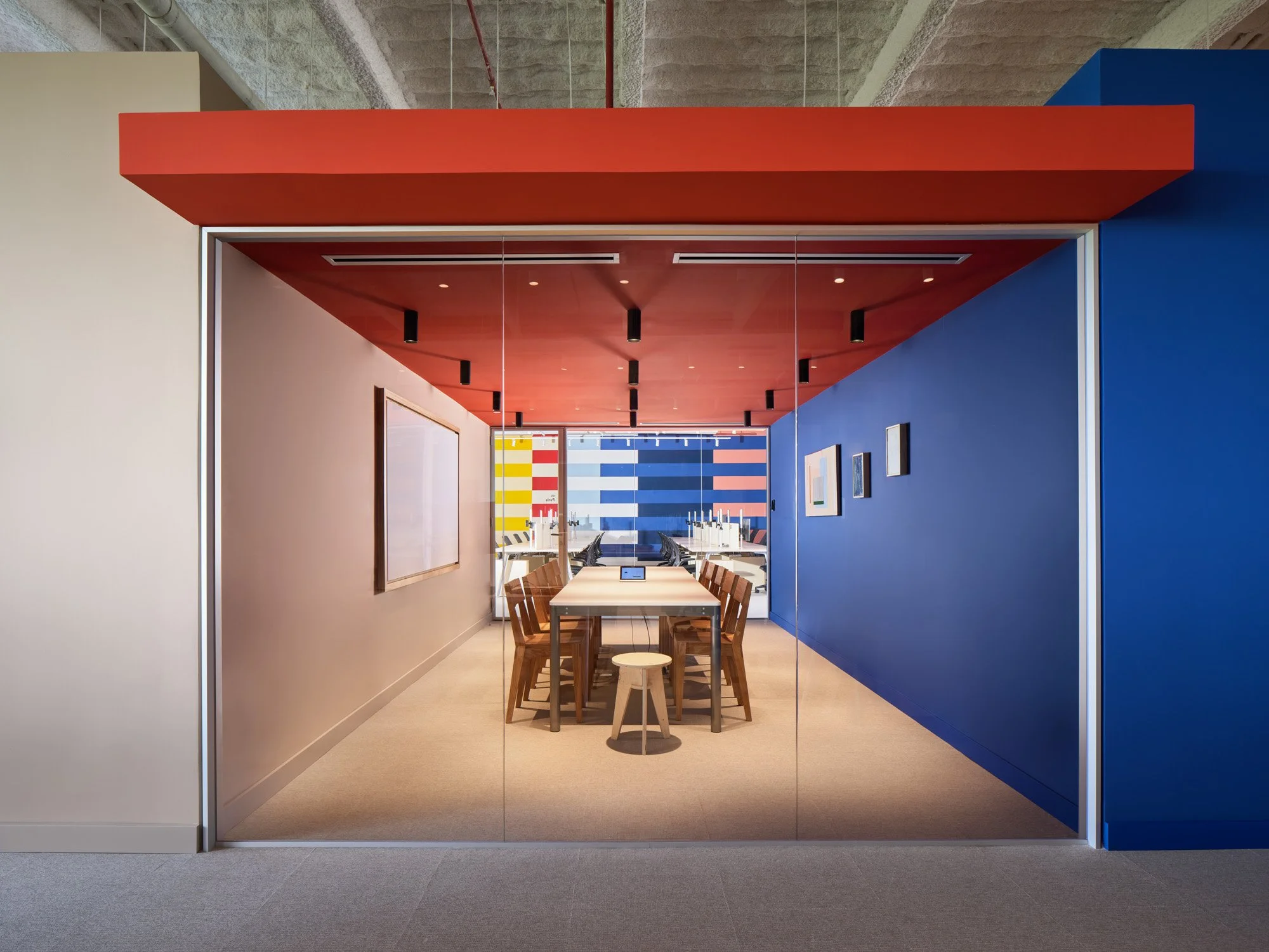  Environmental graphics and signage for a new EF headquarters in Panama City. 