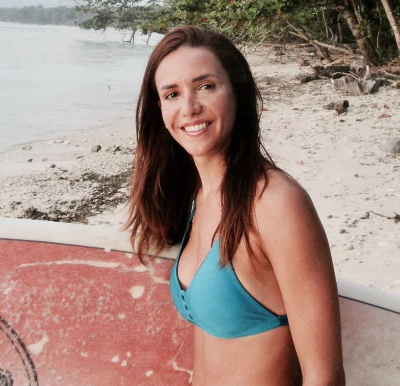 Marina Diaz Ibarra - Actualmente en Bali Marina es profesora de Vinyasa yoga, ávida surfista y economista de Argentina. Le encanta estar al aire libre y viajar es su adicción no tan secreta. En su tiempo libre la encontrás leyendo un libro tomando un cafe descafeinado o practicando yoga en su mat de viajes. Es nuestra embajadora en Bali.