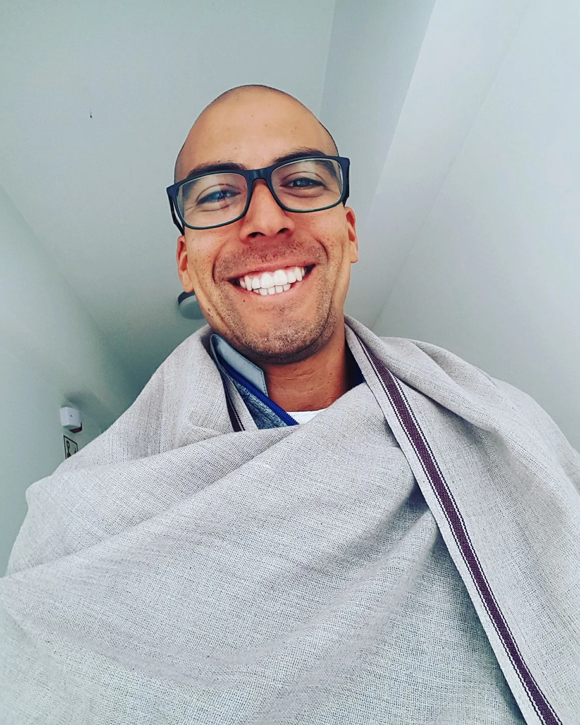 Saulo Zarate - Perú Saulo es de Lima, tiene 30 años y desde los 23 que viene practicando distintas disciplinas físicas que lo llevaron al camino del yoga. Hace 3 años tomó su primera capacitación como profesor de Vinyasa Yoga y ahora se ha vuelto una pasión el poder ayudar a mas personas con esta hermosa práctica que eleva nuestra consciencia física y espiritual.