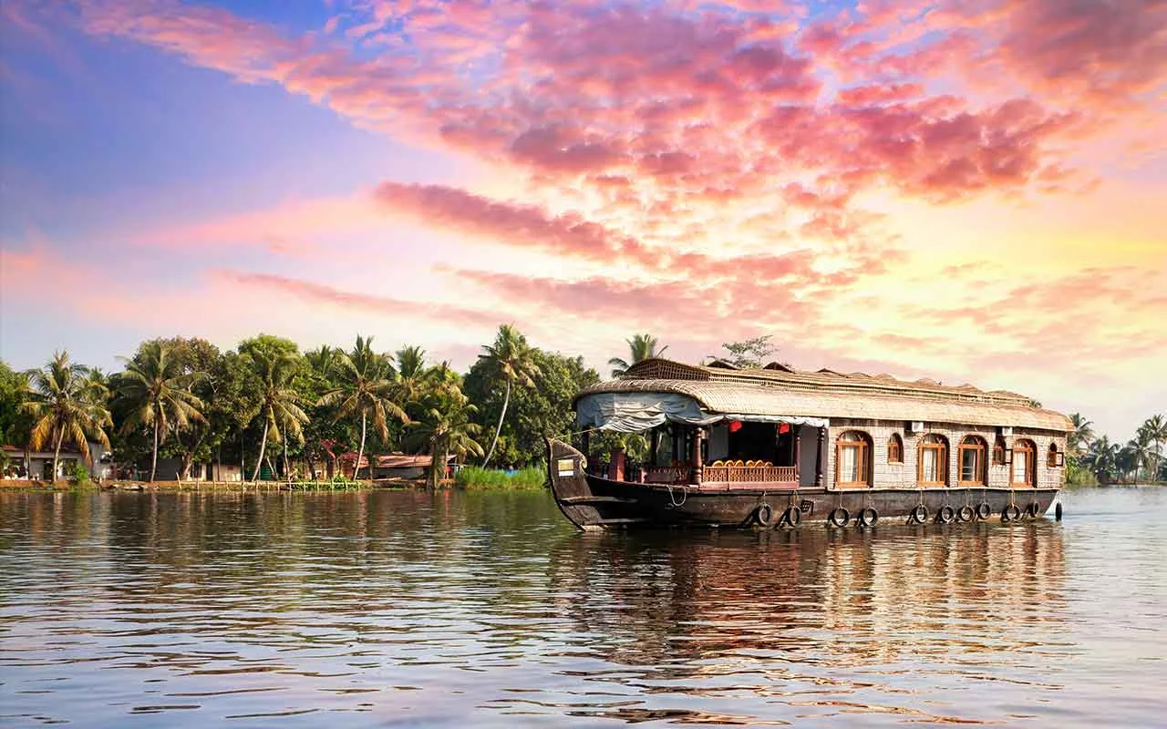 Casa flotante por los remansos de Kerala. Aquí dormiremos una noche bajo las estrellas en medio de la naturaleza.