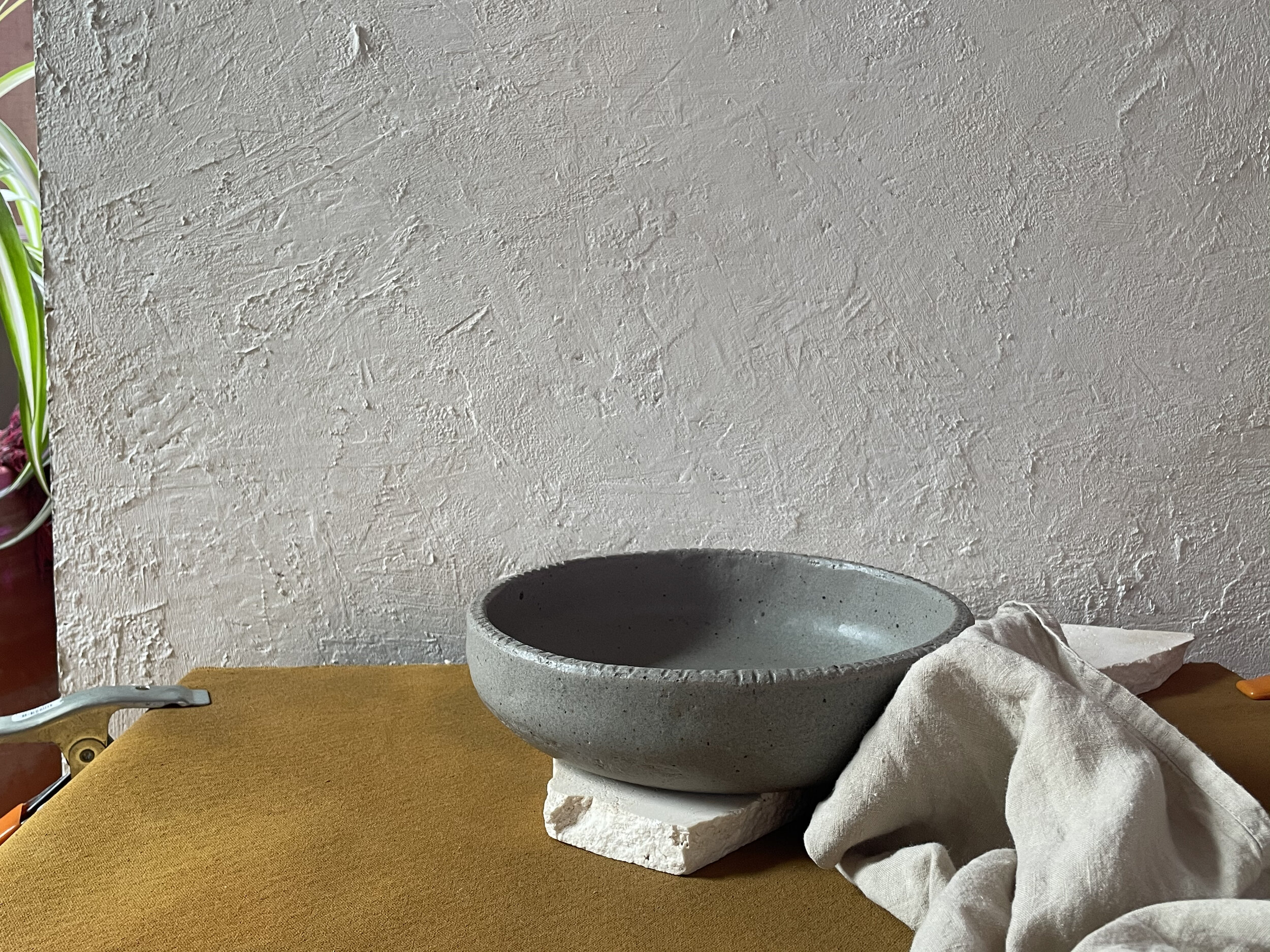 ROUND SERVING BOWL IN GREY