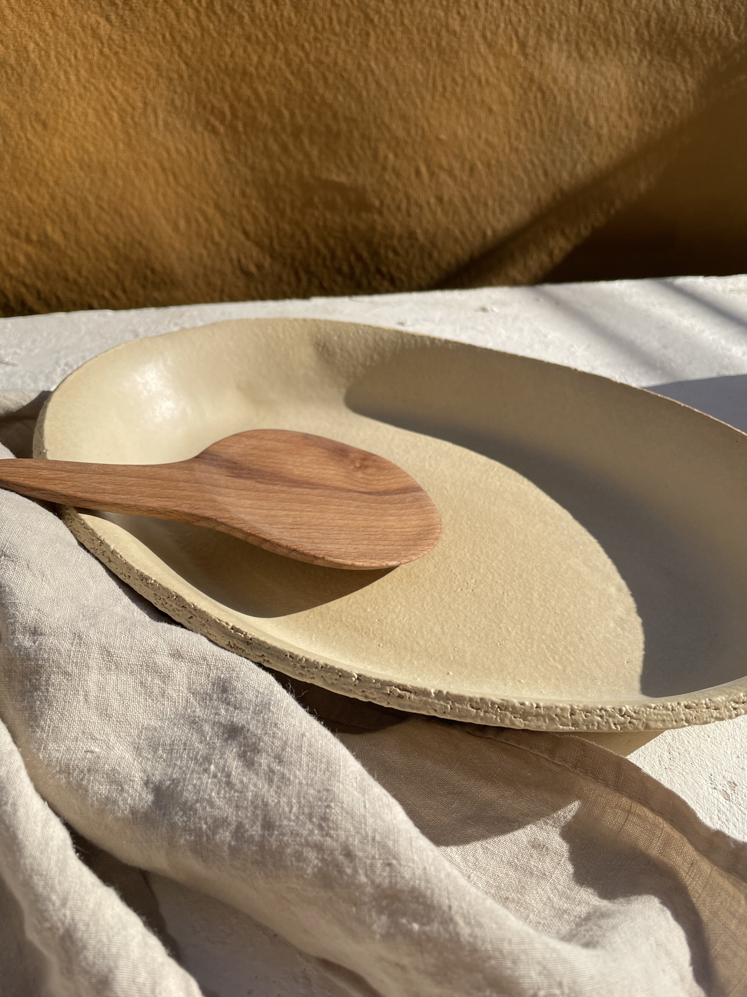 WIDE RIM OVAL PLATTER IN BUTTER