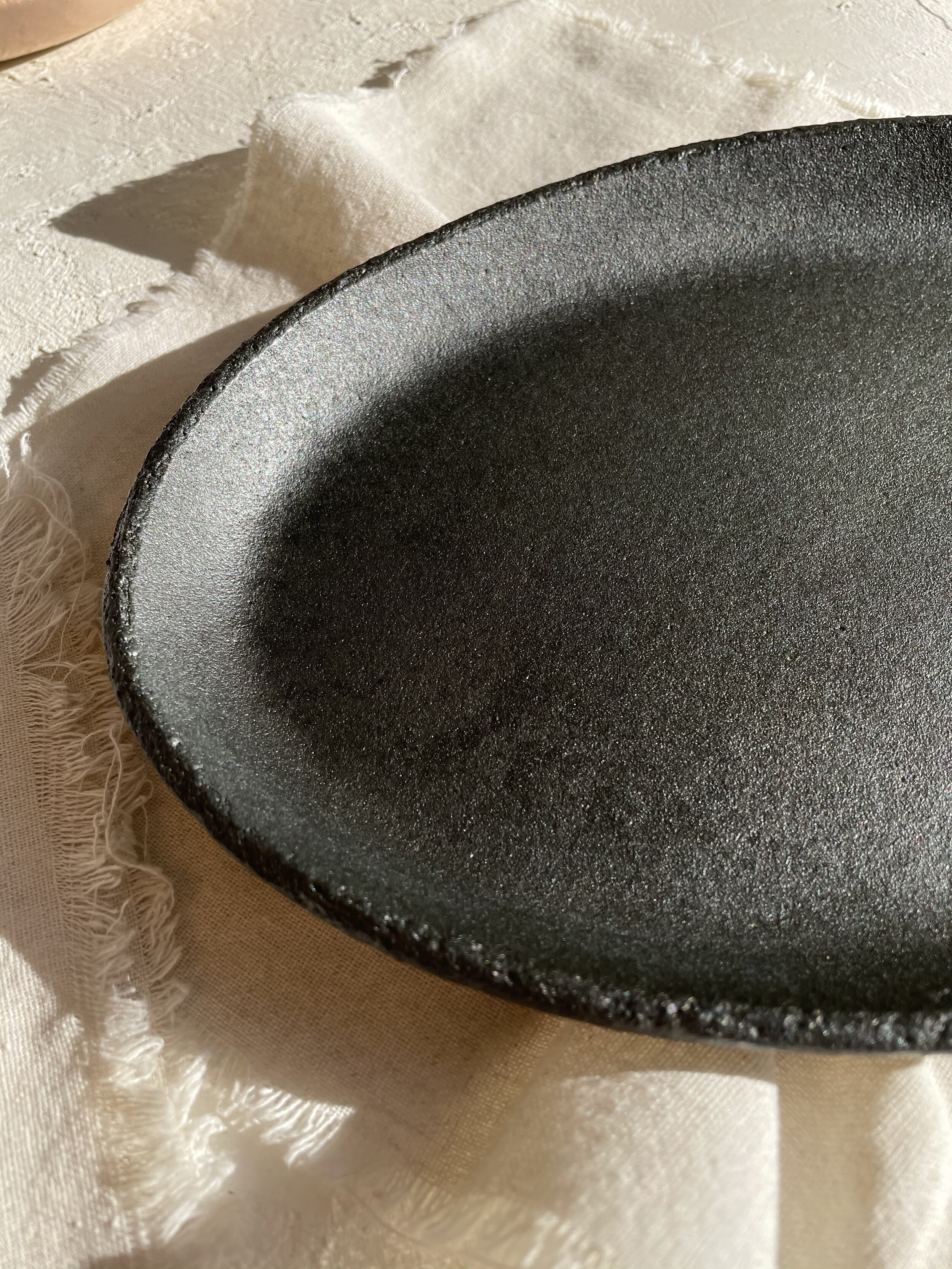 OVAL PLATTER IN BLACK