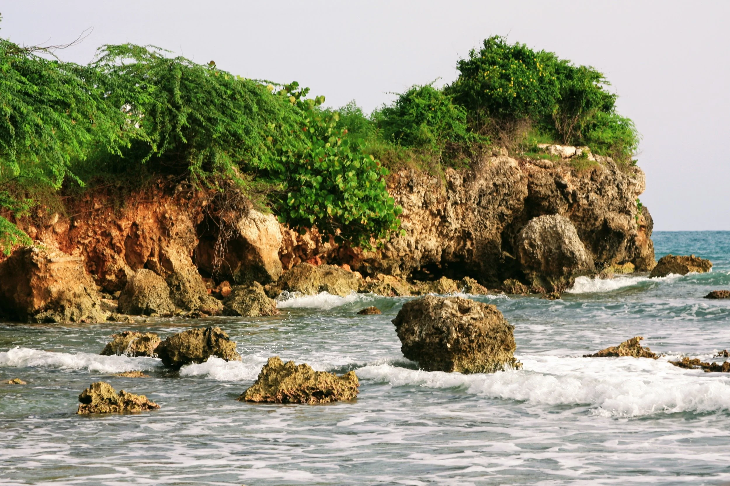 Woch nan dio pa konnen doule woch nan soley. The rock in the water does not know the pain of the rock in the sun.