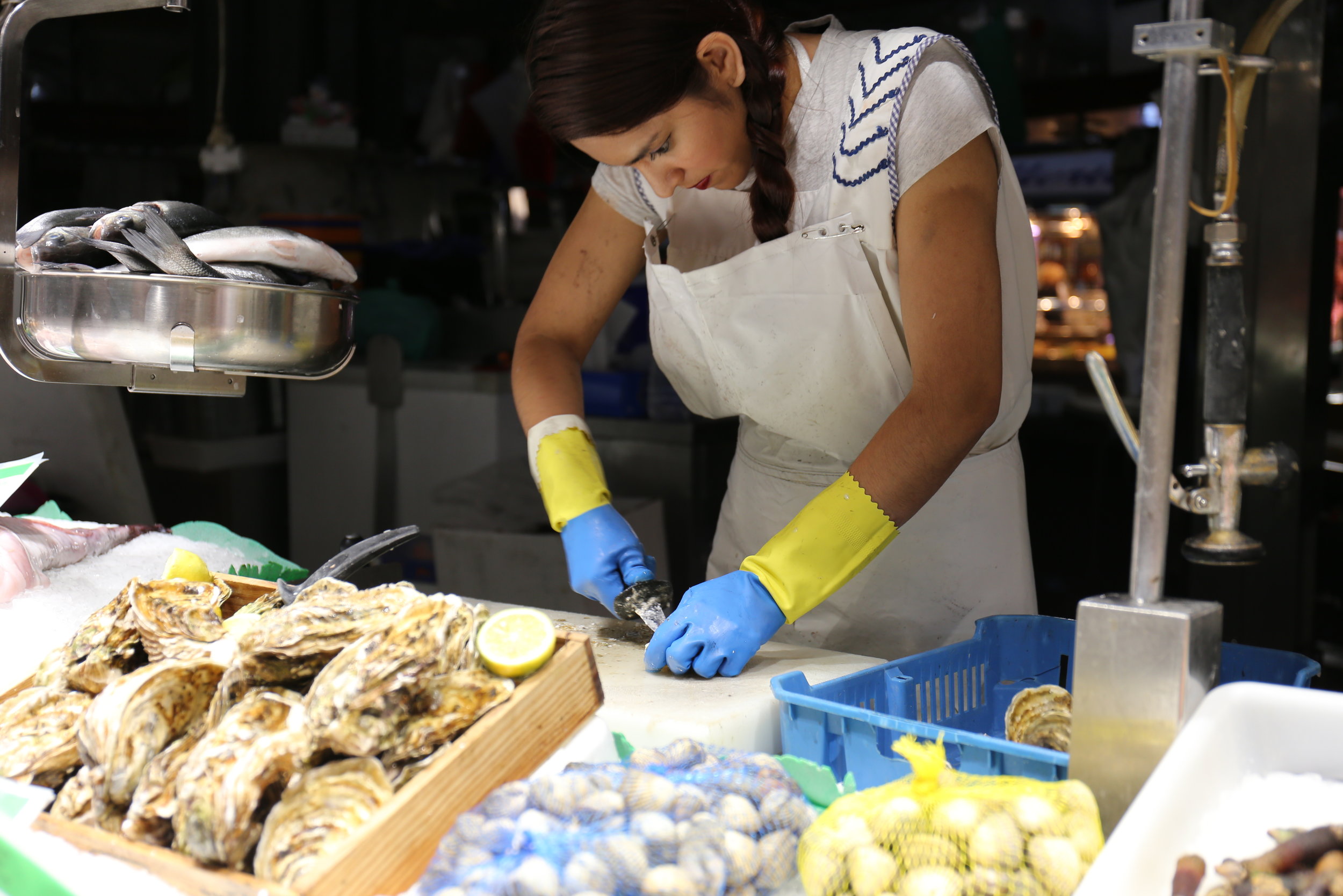 Shucking Oysters, Mercado de La Boqueria