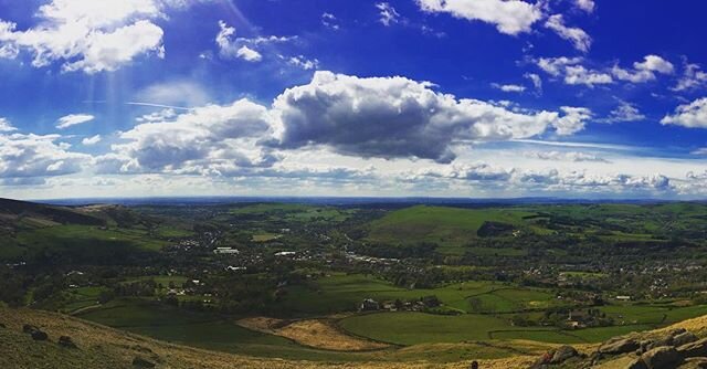 From the top... ☀️👌🏼🏃🏽&zwj;♀️🏃🏽 #potsandpans #saddleworth #bankhol #walking #view #sunshine #bluesky