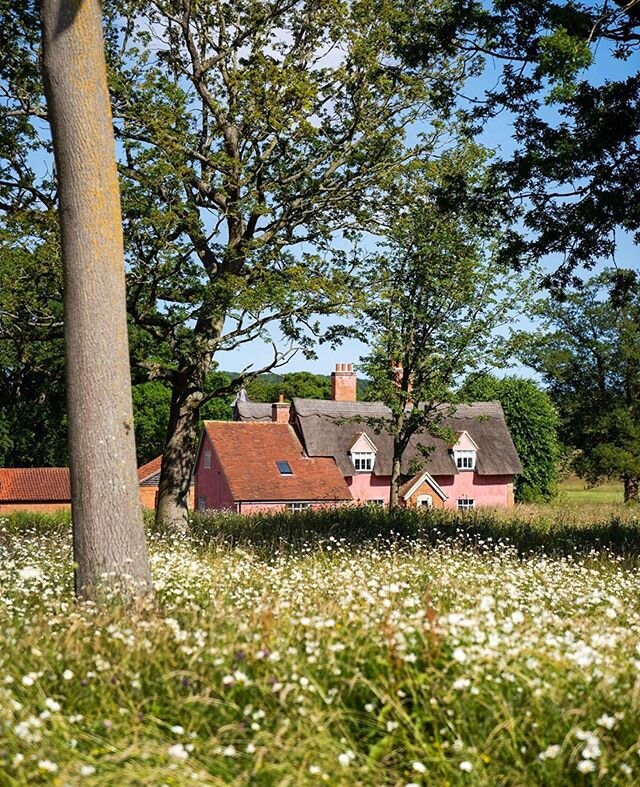 UK 🇬🇧
&bull;
Talking all things UK summer on the PP story today. Places to get away with friends &amp; family such as this Farmhouse a.k.a the Pink House @wildernessreserve and more...