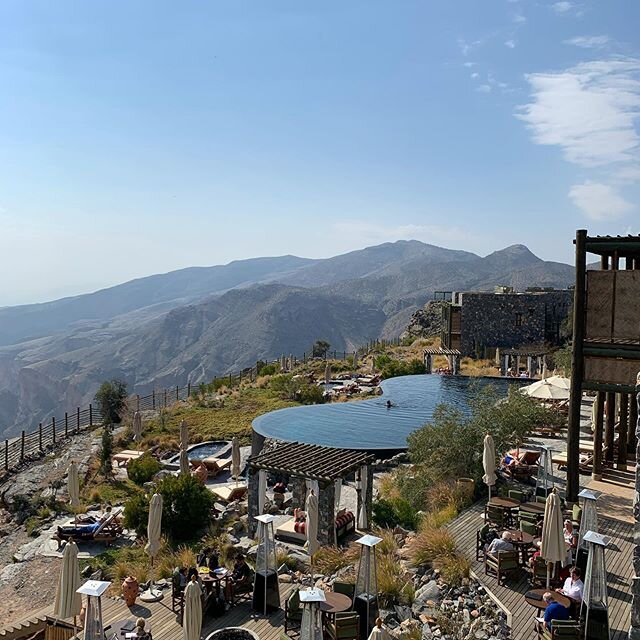 Life in the mountains @alilajabalakbah 🇴🇲
&bull;
One of my favourite hotels this year so far (there will be more 🤞🏻). I loved my time in the mountains so much. You can hike, Via Faretta, visit the spa or spend a day by this gorgeous pool. The bea