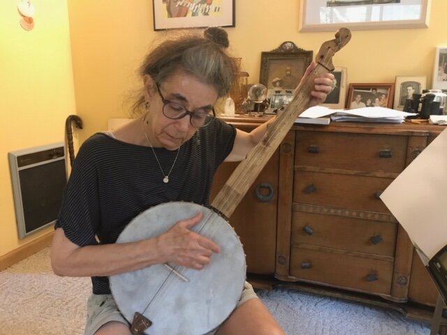 a women with minstrel banjo.JPG