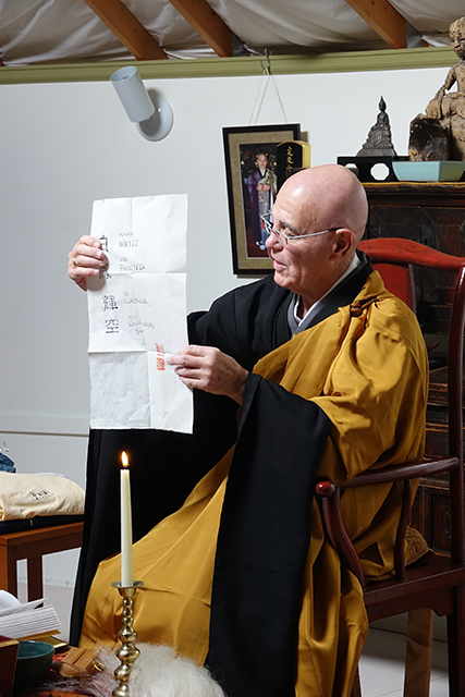  Daishin Sensei presents Kikuu with his dharma name. 