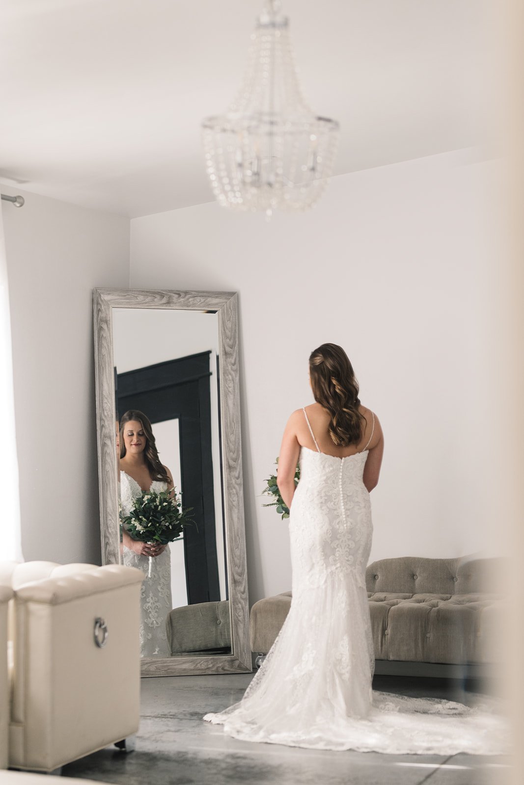 AshtonHillFarmCedarRapids_ForeverGreenStudios_BridalSuite_Hanna_Zach-23.jpg