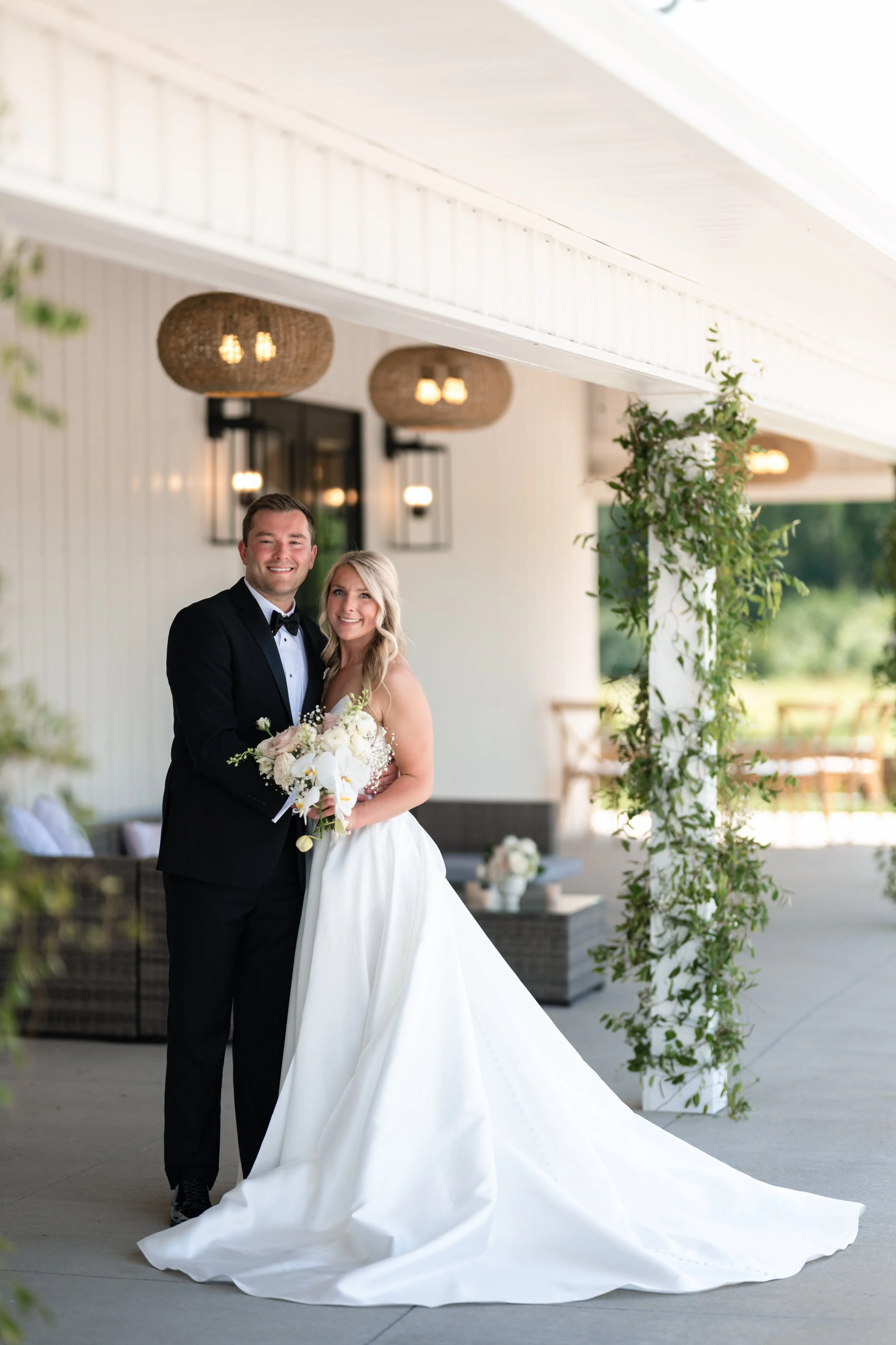 ForeverGreenStudios_Macy+Bodi_AshtonHillFarm_CedarRapids_Macy+Bodi_Veranda_596.jpg