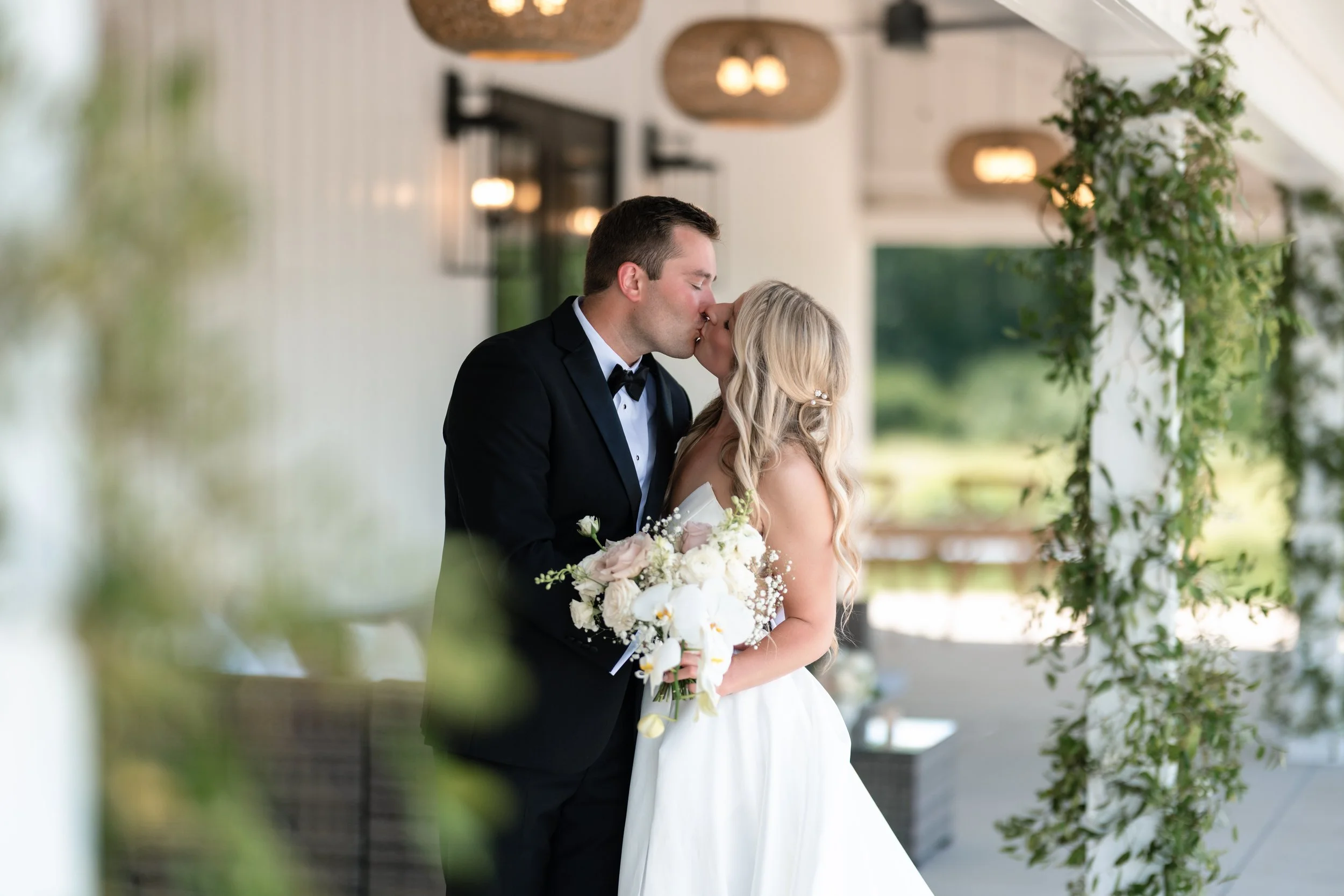 ForeverGreenStudios_Macy+Bodi_AshtonHillFarm_CedarRapids_Macy+Bodi_Veranda_605.jpg