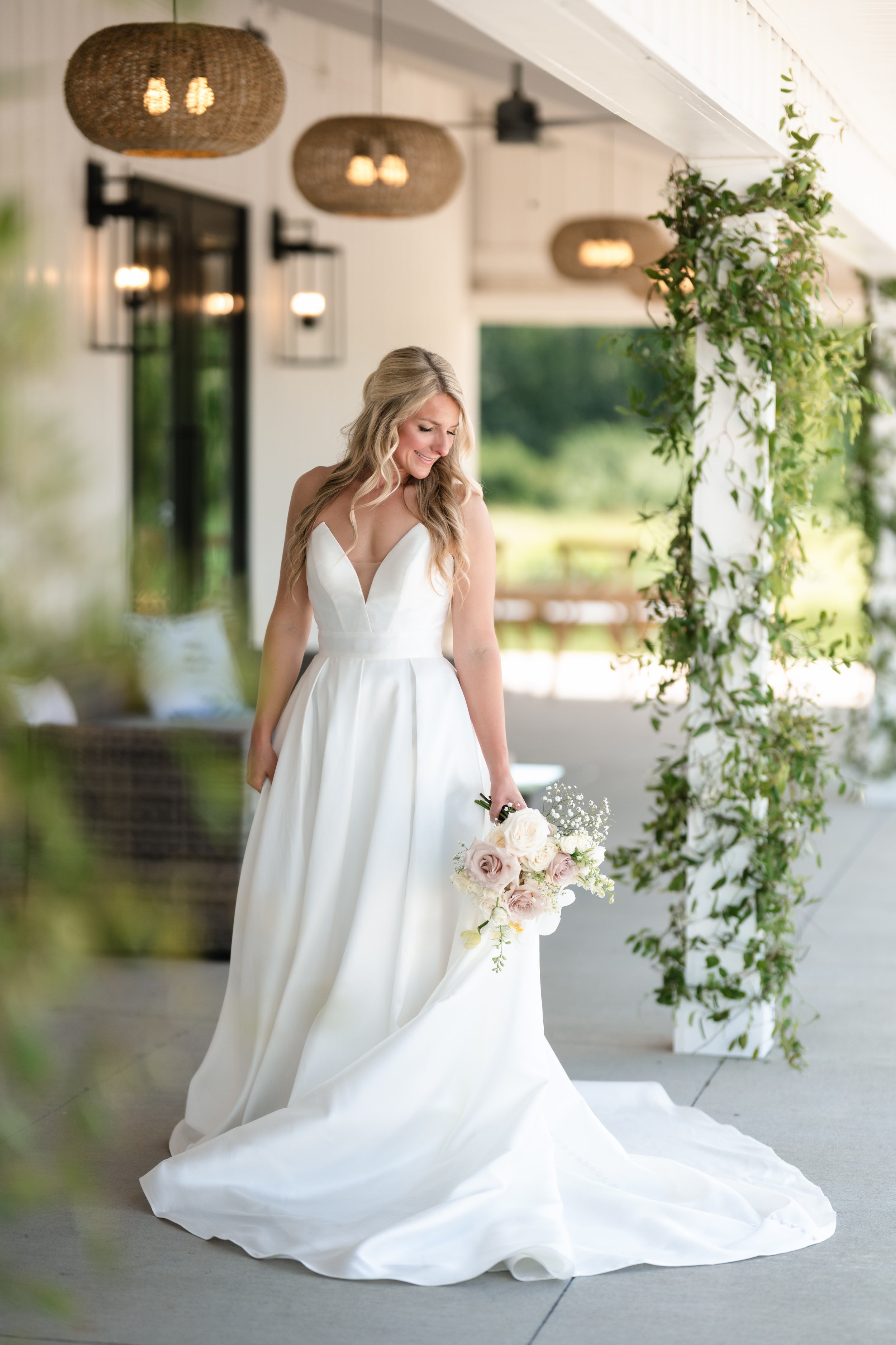 ForeverGreenStudios_Macy+Bodi_AshtonHillFarm_CedarRapids_Macy+Bodi_Veranda_639.jpg