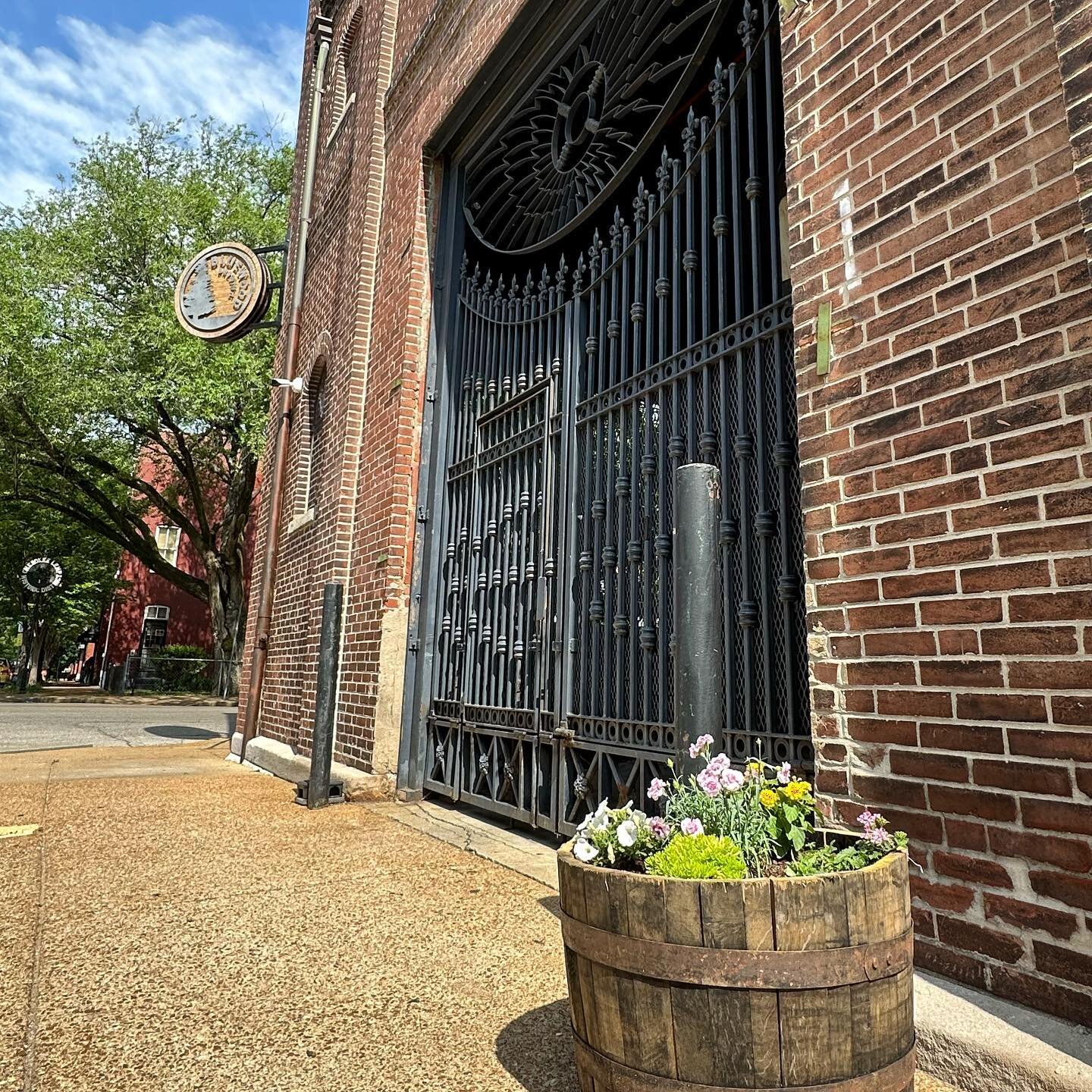 Happy Mother&rsquo;s Day! 🌸🍺

@bmcarthurstacoshack will be closed today but we&rsquo;ll have plenty of snacks available! Chips + Salsa, Chili Dusted Pork Rinds, and Cracker Jacks can be purchased at the bar today 👍🏻