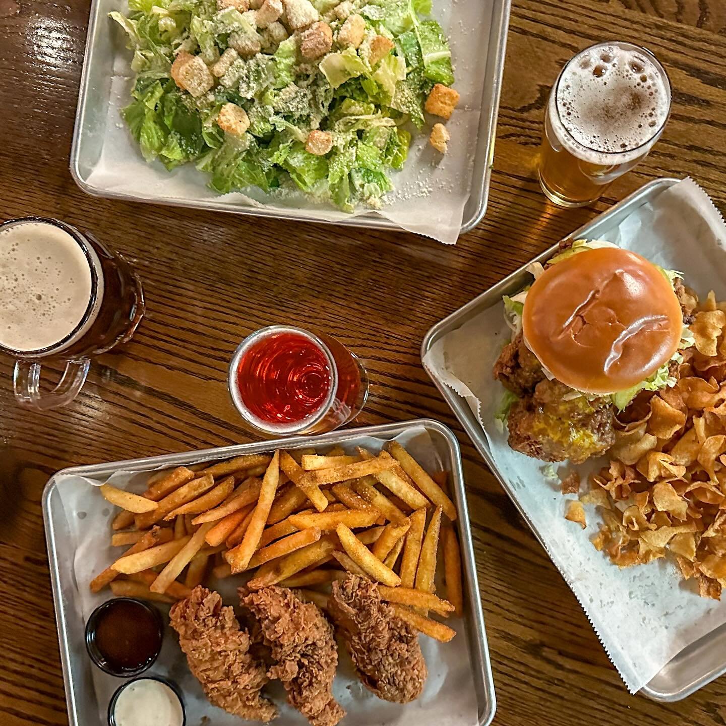 🍗 When was the last time you came by Bluewood for dinner? We have weekly food specials, happy hour specials, and a full menu of delicious eats! With vegetarian options as well, there&rsquo;s something for everyone in your group! 

🍻 Pair your favor