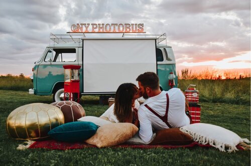 VW_Bus_Drive_in_Theater_in_field_kissing_couple.jpg