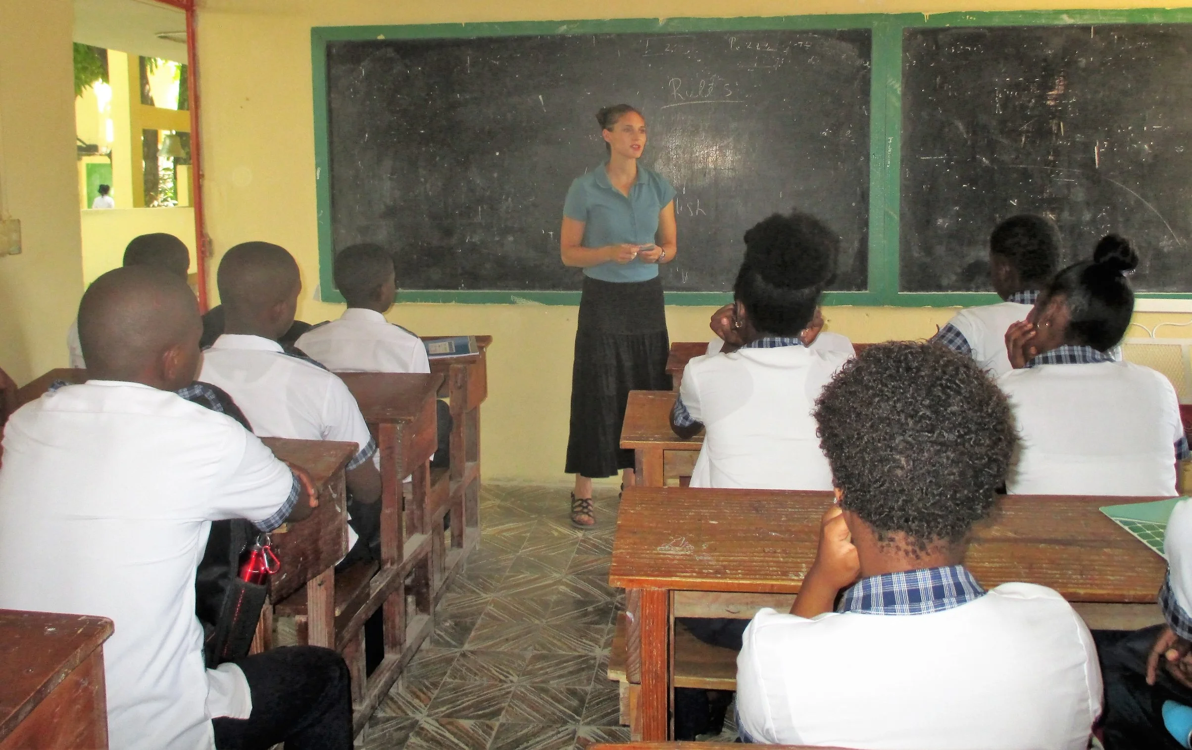 THP Volunteer Program Co-Manager Rachel Thelen teaches class.