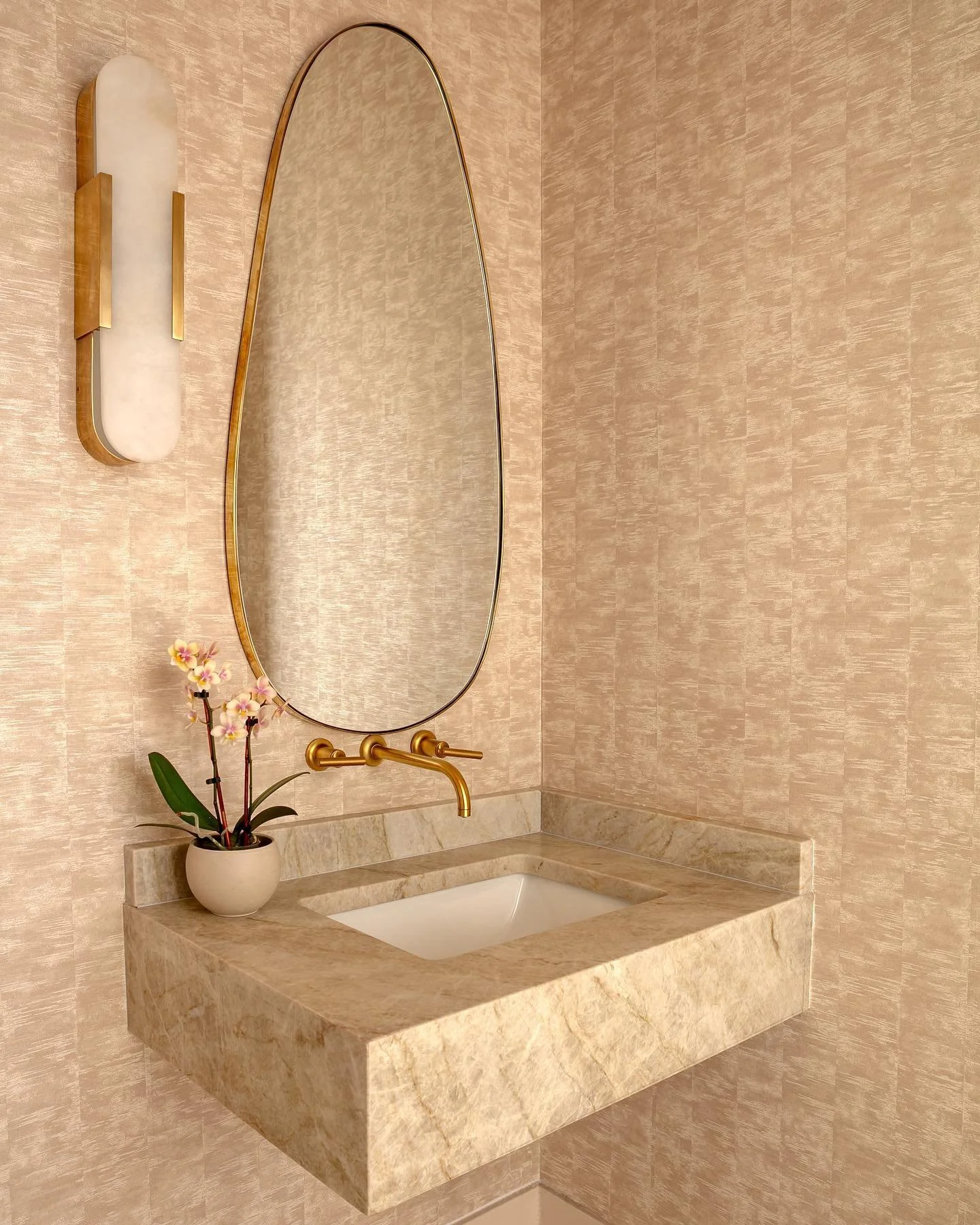 Pretty pinks for the restroom! Photographer: @bonseyephotography