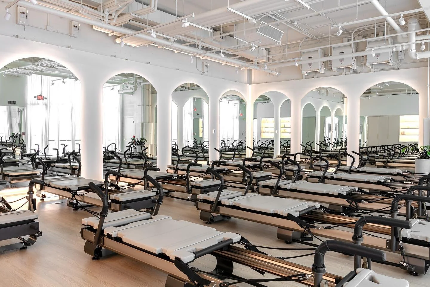 The other side 🤍 Love these custom mirrors and machines! 📷: @bonseyephotography