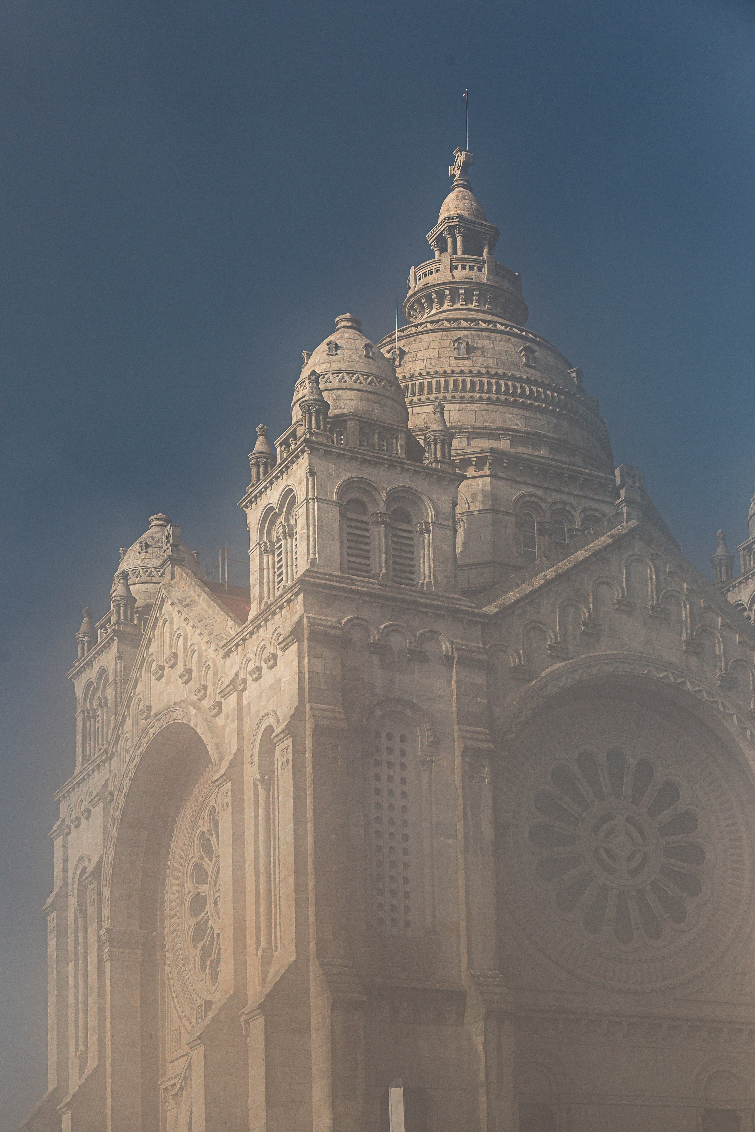 Foggy closeup of Santuario do sagrado.jpg