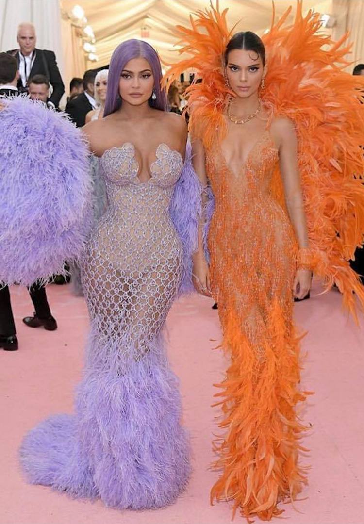 Kendall an Kylie Jenner in Versace