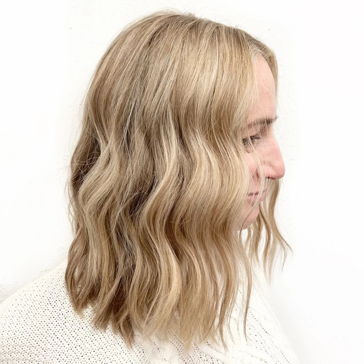 When the picture doesn't even do the color justice but it's still gorgeous. Hair by Kyung. @_hairapy_by_kyung_ g
.
.
.
#seattlesalon #seattlehaircolor #westseattlesalon #westseattlehair #blonding #organicsalon #cleansalon #greensalon #sustainablesalo