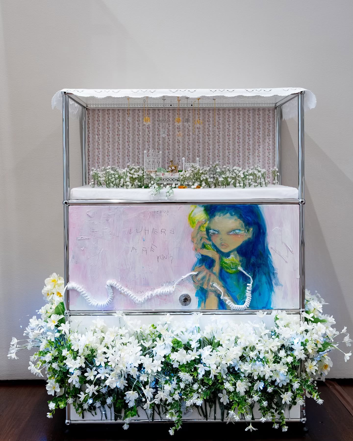 @mermaidhair for &lsquo;GONE&rsquo; @usmmodularfurniture
On view through November 2, 2024. For inquiries: info@roosi.org

In &lsquo;GONE,&rsquo; Eri Wakiyama&rsquo;s installation draws viewers into a diorama-like setting, featuring a queen-sized bed 