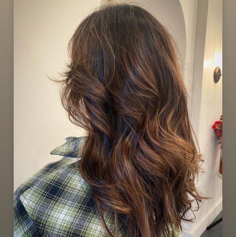 Balayage is beautiful in all different shades, and this is a perfect example that you don&rsquo;t have to be super blonde to still have dimension and a nice golden sun kissed look. ☀️🌞🕶