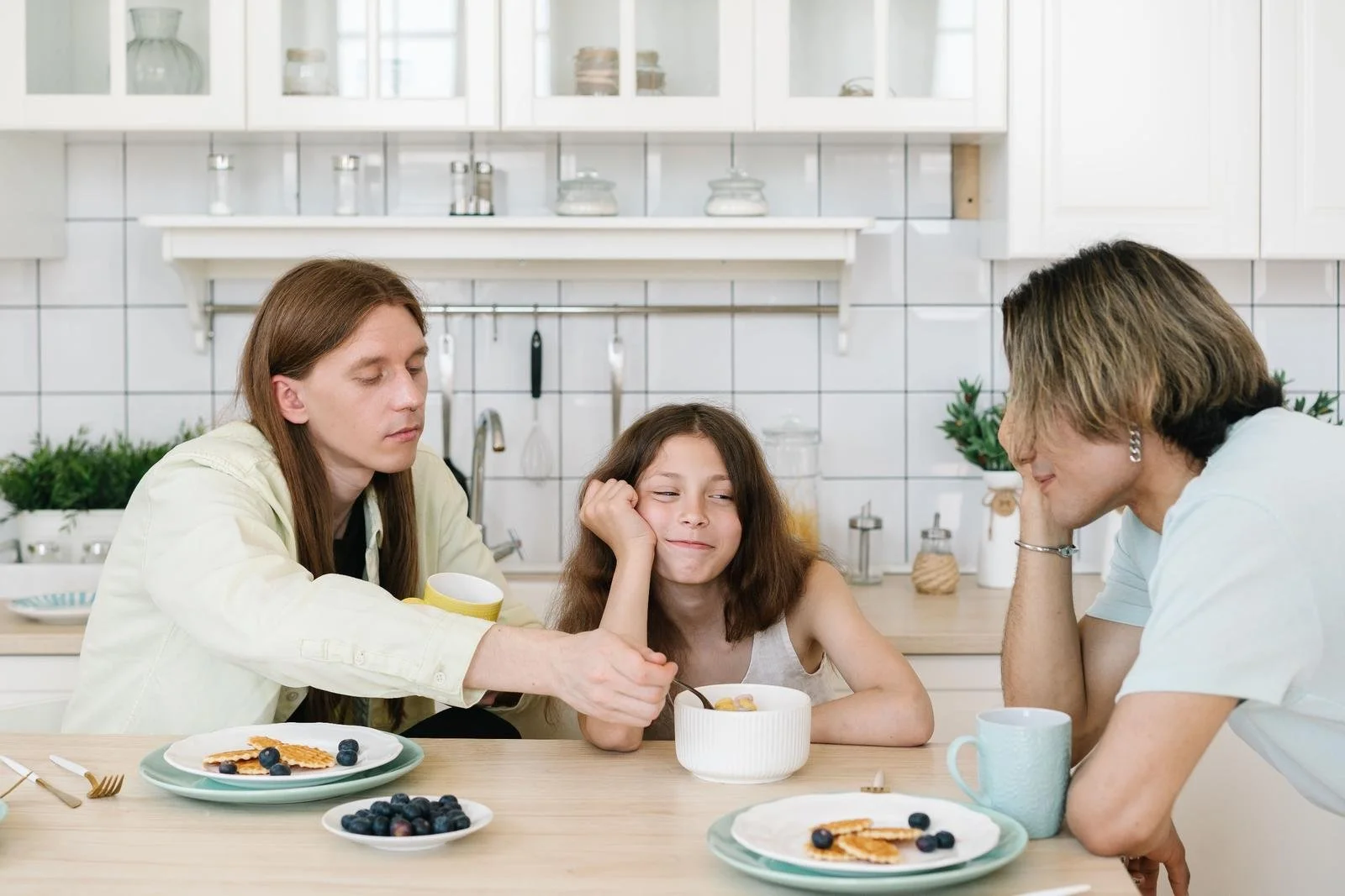 How to Deal With a Narcissistic Parent and Set Boundaries That Hold